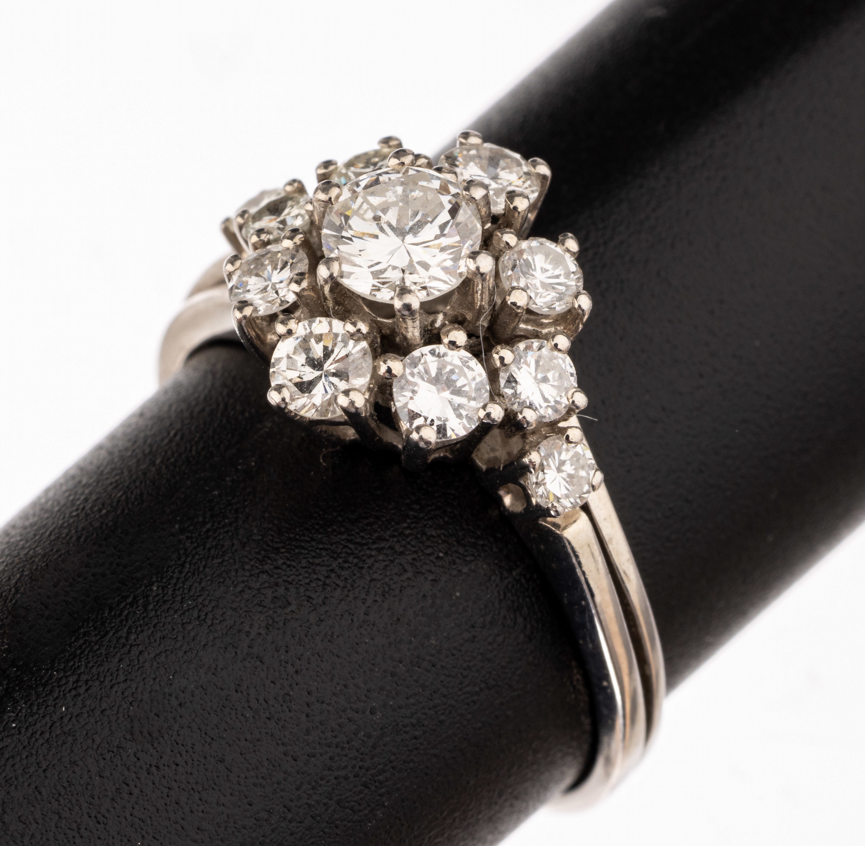 14 kt Gold Brillant-Ring, WG 585/000 gepr.,Ringkopf in mehreren Ebenen, mittig erhaben gefasster Brillant ca. 0.35 ct Weiß/p, umgeben von 10 ...