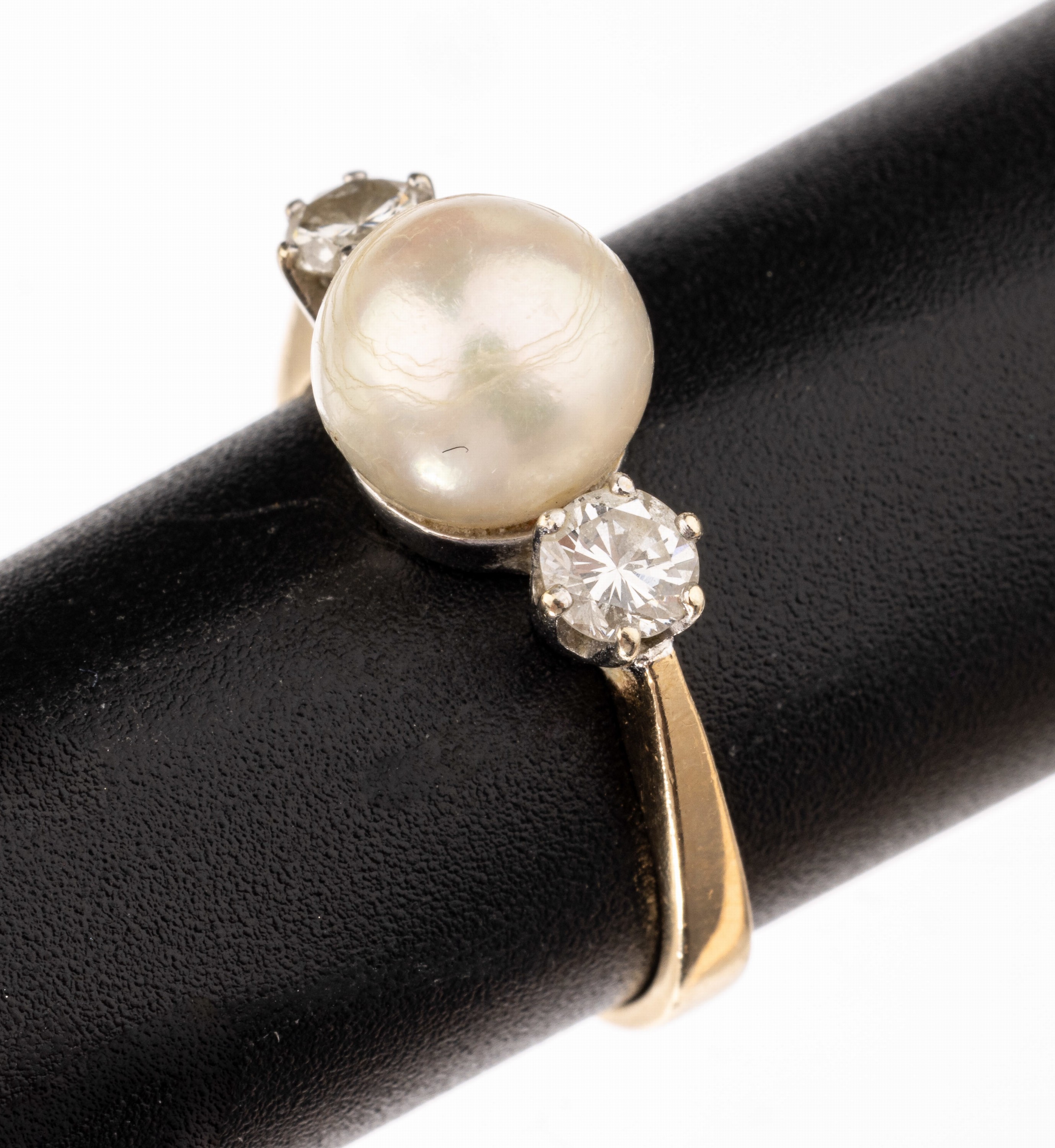 14 kt Gold Perl-Brillant-Ring, GG/WG 585/000, mittig Akoyazuchtperle, D. ca. 8 mm, 2 Brillanten zus. ca. 0.50 ct Weiß/si, RW 54, ca. 3.3 g