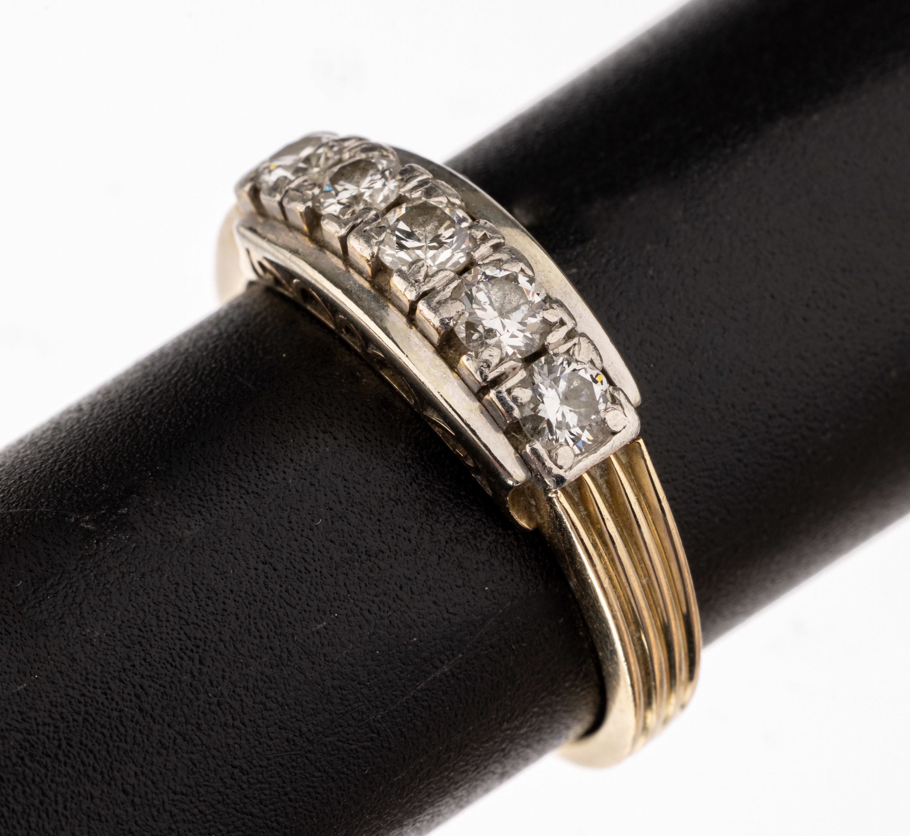 14 kt Gold Brillant-Ring, GG/WG 585/000, 5 in WG gefasste Brillanten zus. ca. 0.50 ct Weiß/si, RW 54, ca. 4.3 g