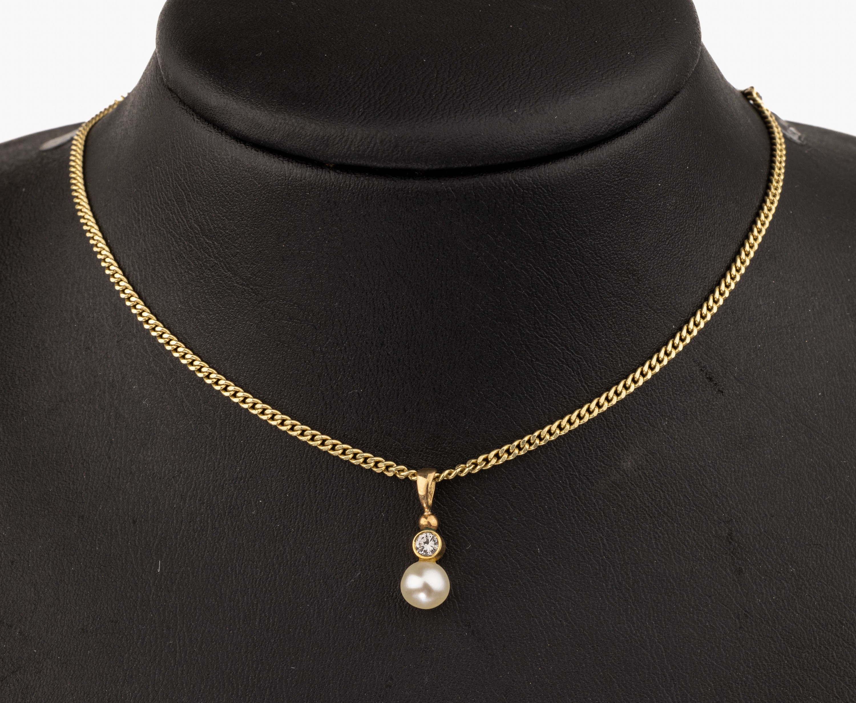 14 kt Gold Perl-Brillant-Anhänger, GG 585/000, Akoyazuchtperle, D. ca. 6 mm, 1 Brillant ca. 0.10 ct Weiß/si, an Kette, GG 585/000, L. ca. 42 cm, ...