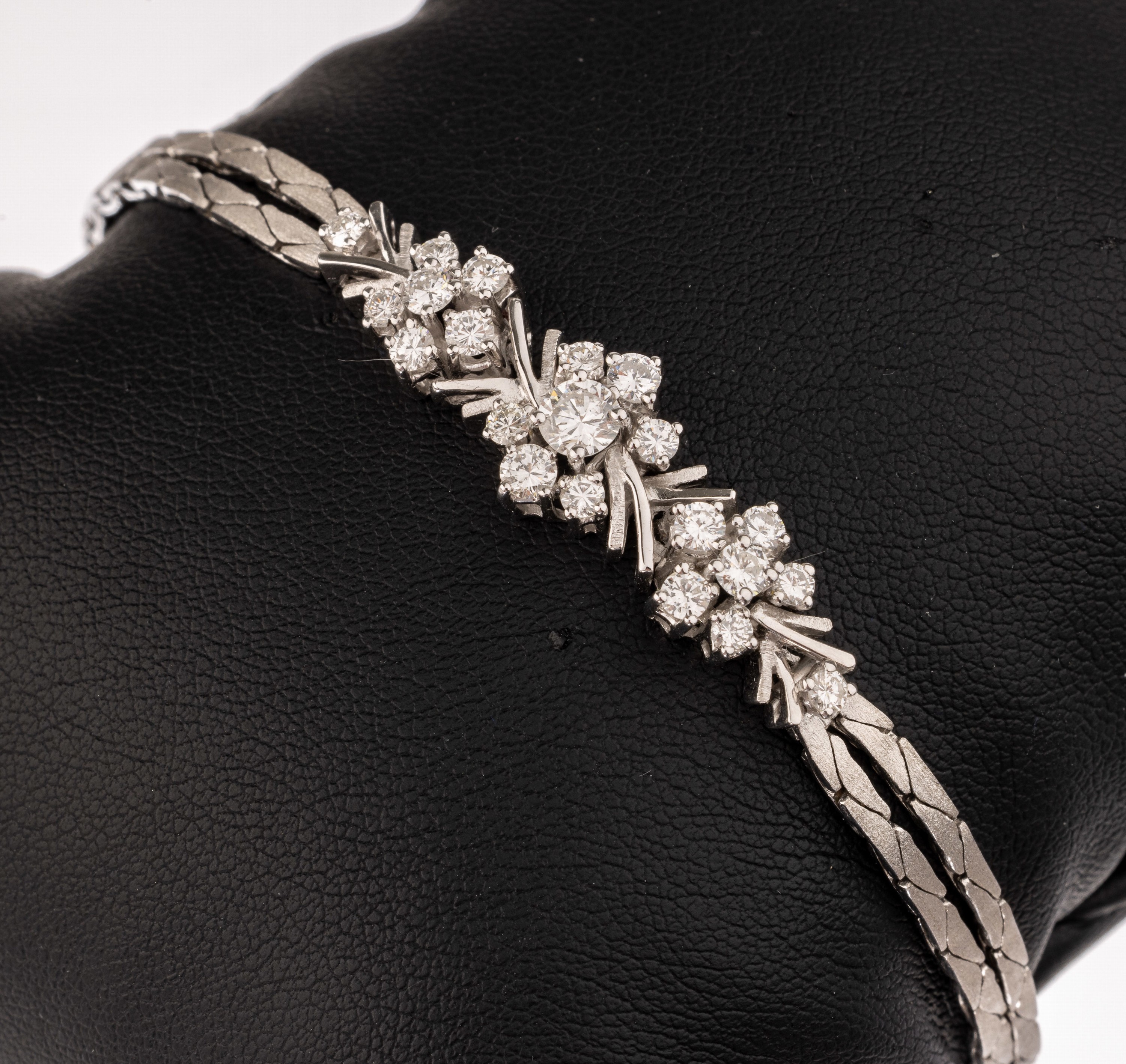 14 kt Gold Brillant-Armband, WG 585/000, 21Brillanten zus. ca. 1.50 ct (grav.) feines Weiß-Weiß/si, L. ca. 17.5 cm, Kastenschloss mit 2 ...
