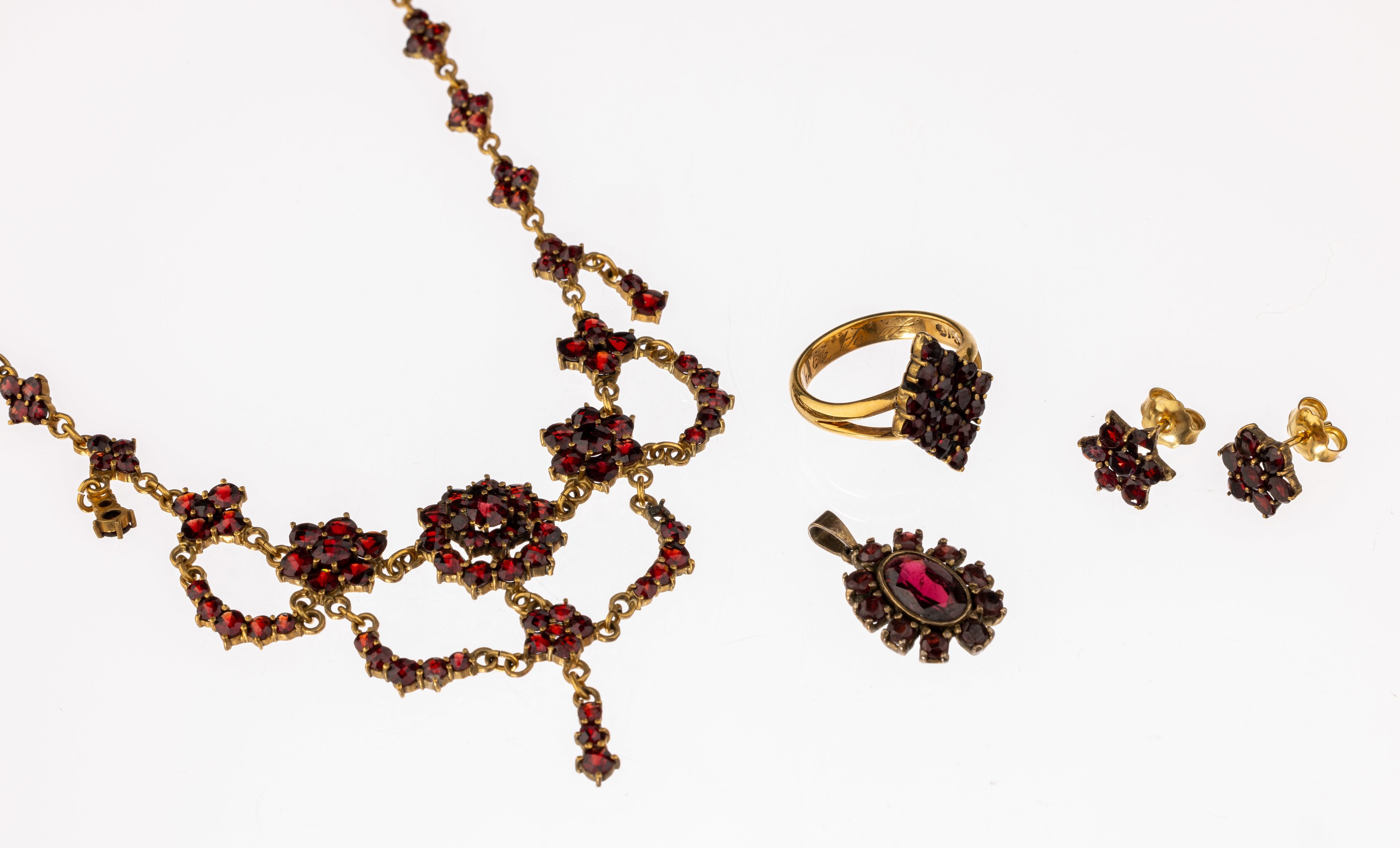 Konvolut Granat-Schmuck, Metall verg., best. aus: 1 Collier, L. ca. 39.5 cm, Kastenschloss, einge Granate fehlen, 1 Anhänger, ca. 2 x 1.5 cm, 1 ...