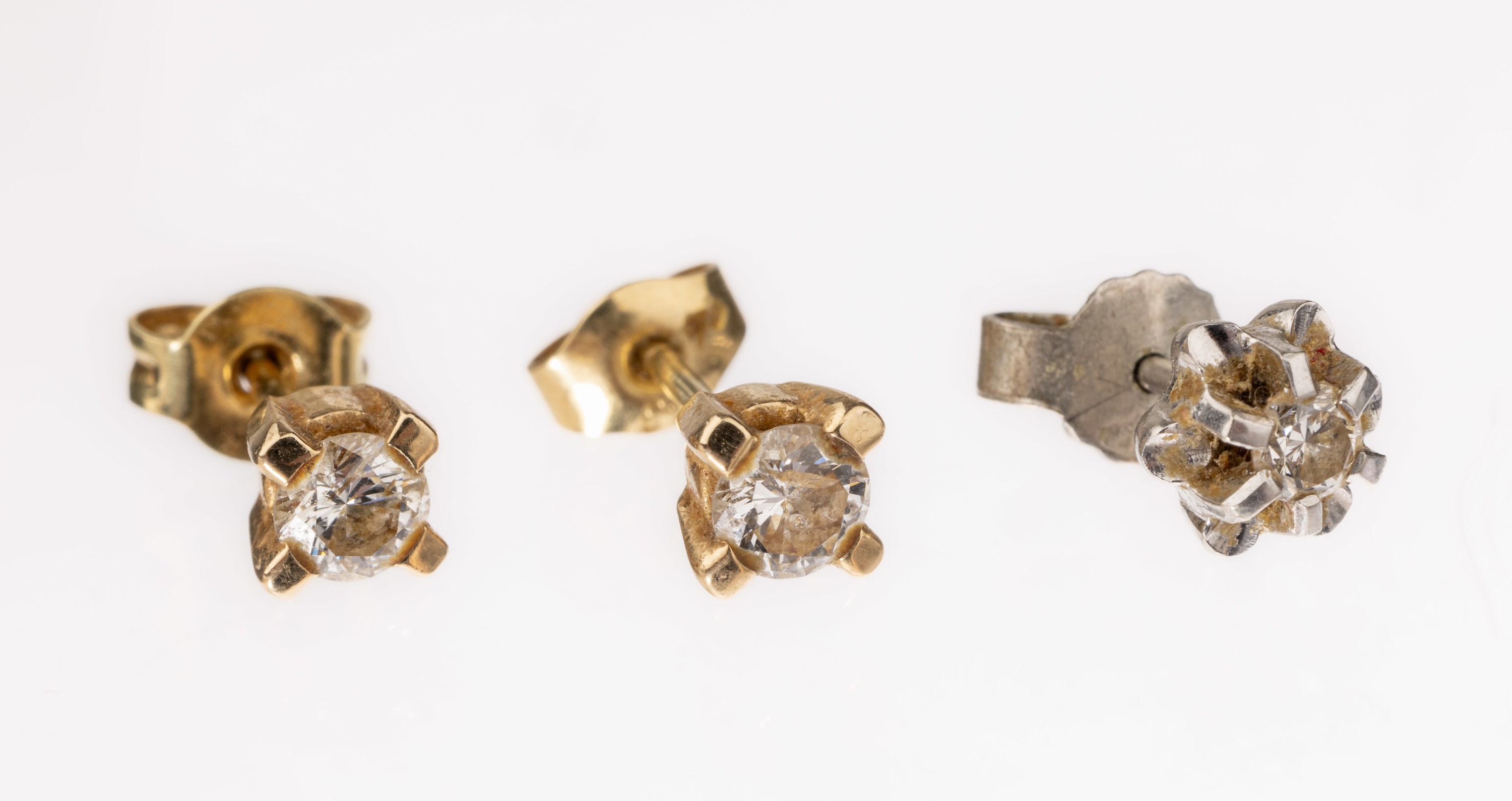 Paar 14 kt Gold Brillant-Ohrstecker, GG 585/000, 2 Brillanten zus. ca. 0.40 ct Weiß/p, dazu 1 einzelner Ohrstecker, WG 585/000, Brillant ca. 0.07 ...