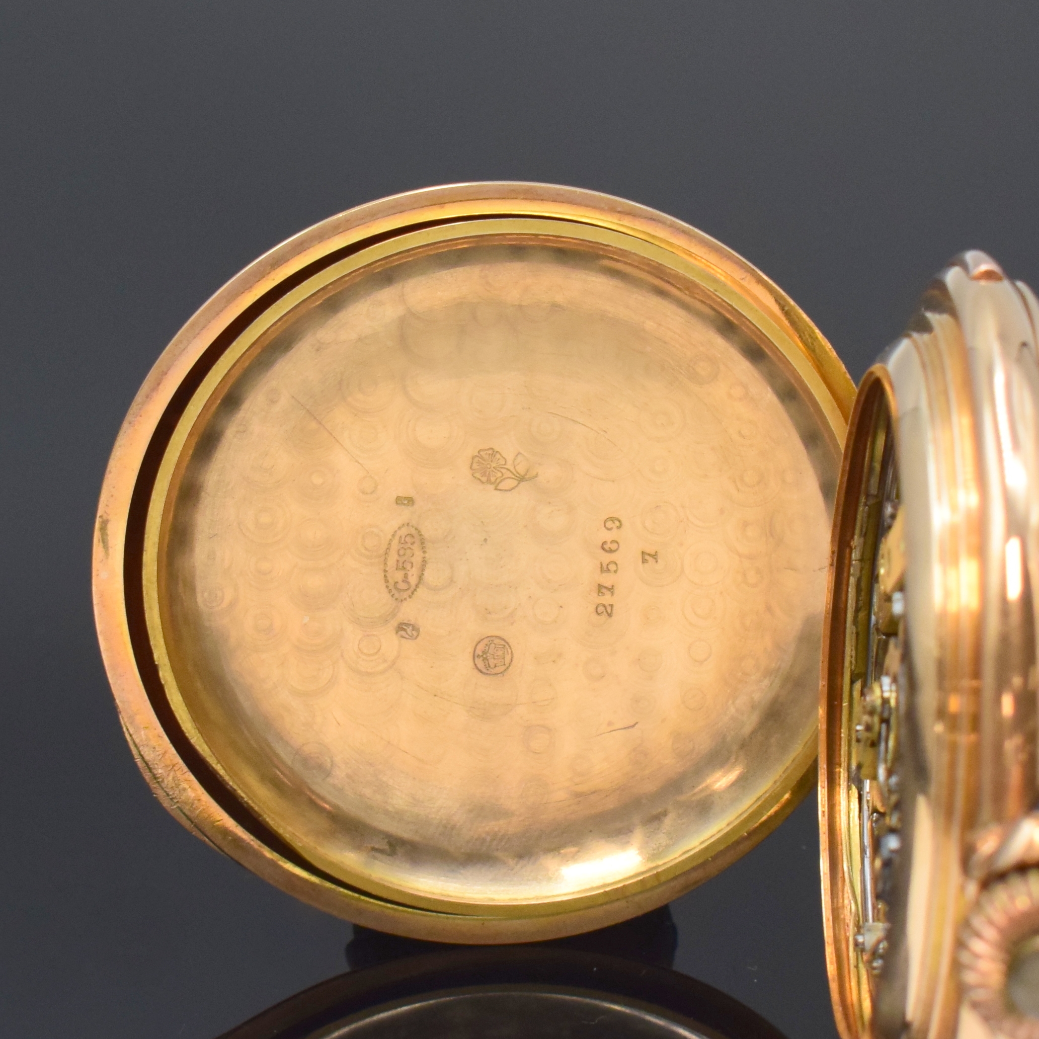 Detail e: Große Herrensavonette mit 1/4-Stunden- Repetition und Schaltradchronograph in RG 585/000, Schweiz um 1900, guill. 3-Deckel Goldgeh. dell., grav. ...