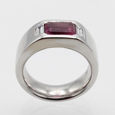 26768827a - Massiver Ring mit Rubellit und Diamanten, WG 750/000, Rubellitbaguette ca. 1.70 ct u. 2 ...