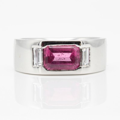 26768827b - Massiver Ring mit Rubellit und Diamanten, WG 750/000, Rubellitbaguette ca. 1.70 ct u. 2 ...