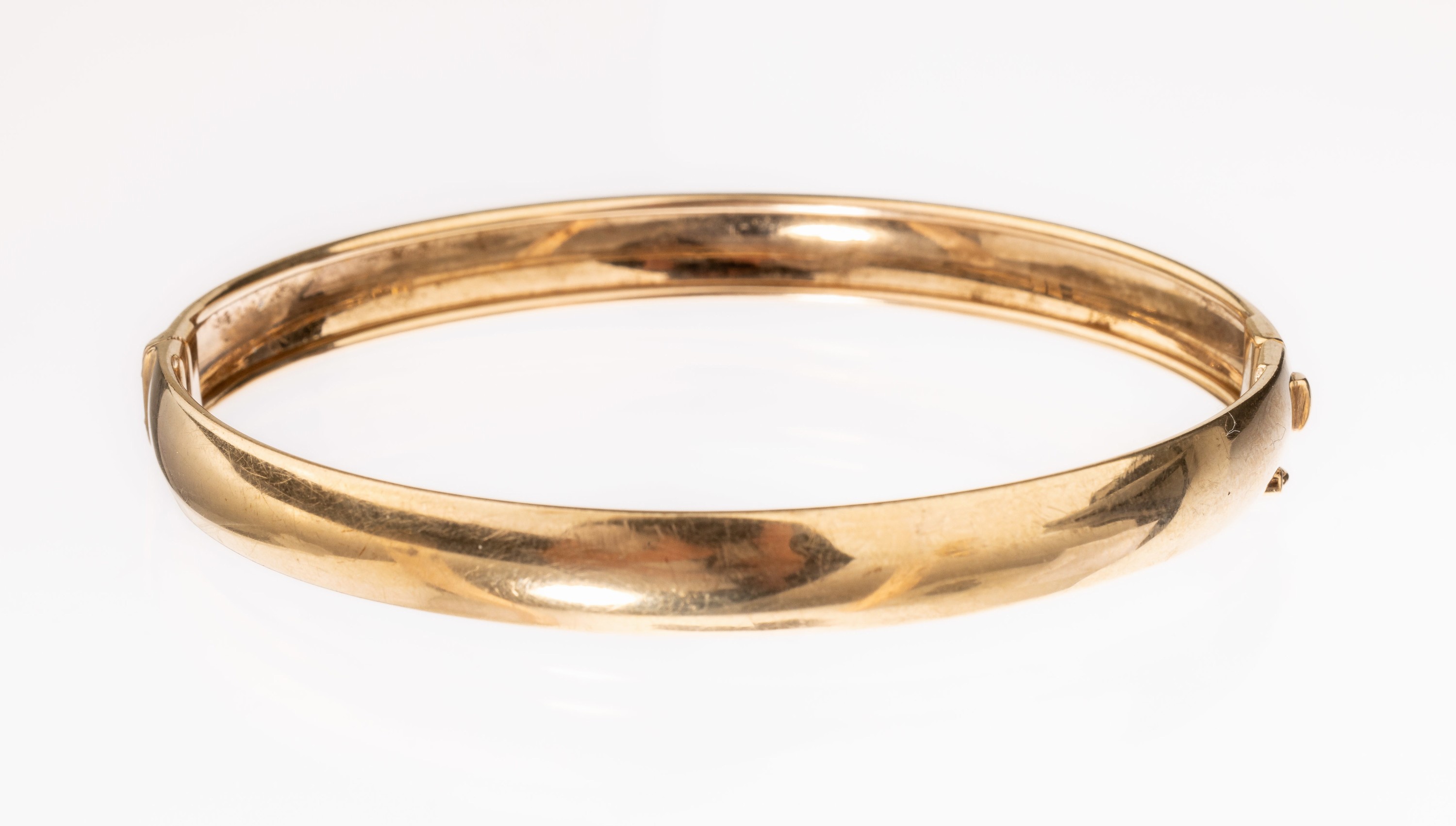 8 kt Gold Armreif, GG 333/000, schlicht, ca. 6.5 x 6 cm, Klappscharnier, Kastenschloss mit Sicherheitsacht, ca. 9.7 g