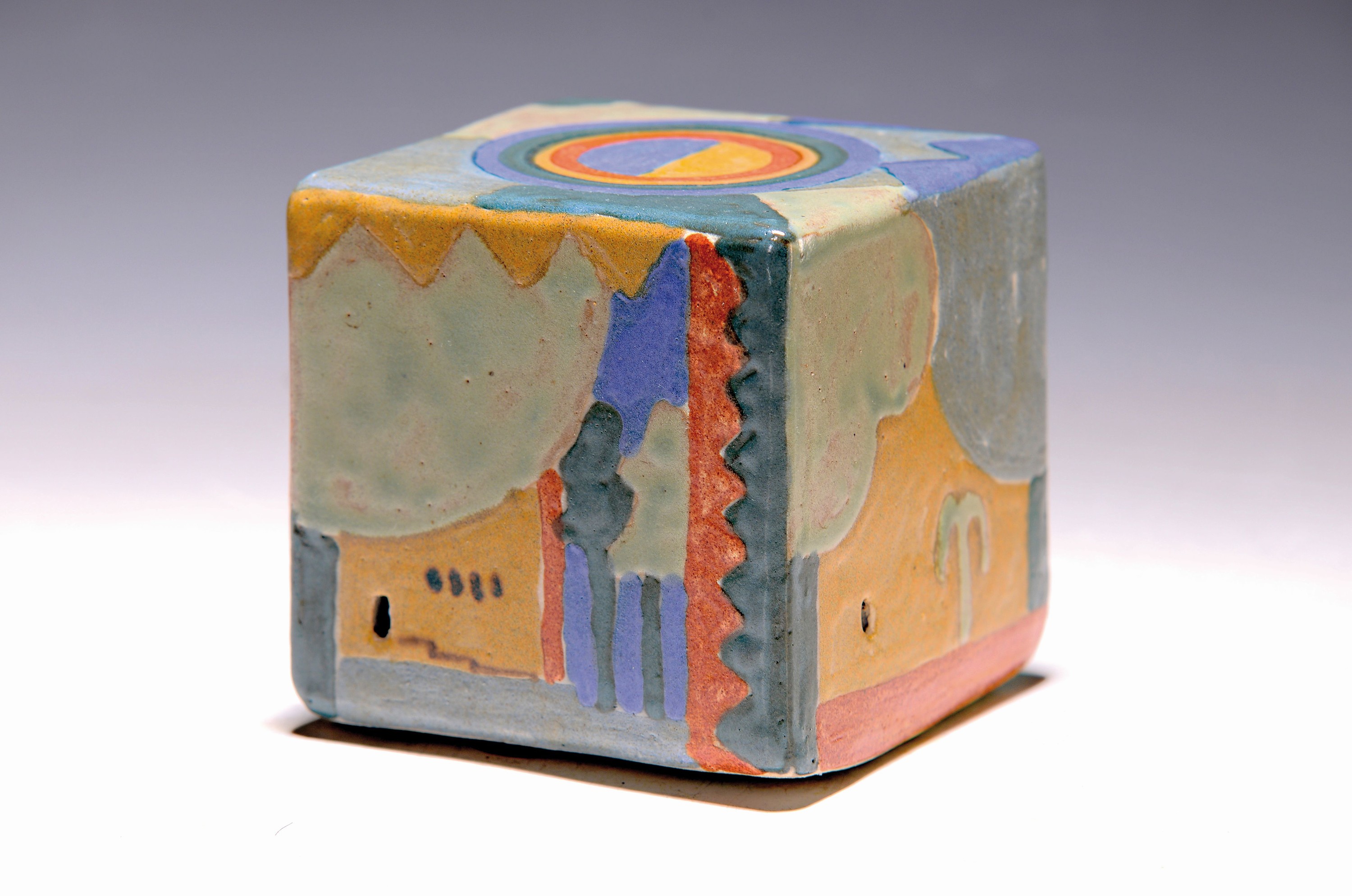 Lee Babel, geb. 1940 Heilbronn, Keramikskulptur, farbig glasierter Würfel, fünfseitige Landschaftsdarstellung, am Boden Künstlersignet und datiert ...