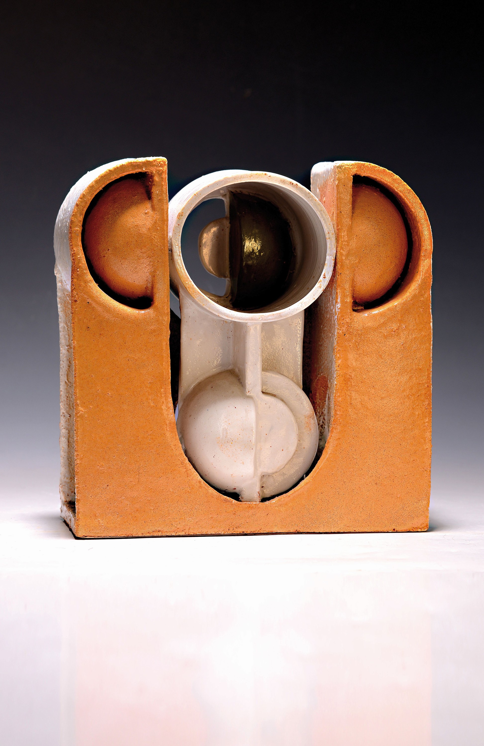 Detail k: Lee Babel, geb. 1940 Heilbronn, Keramikskulptur, farbig glasiert, aus geometrisierenden Figuren zusammengesetzte Modulation, monogrammiert, ...