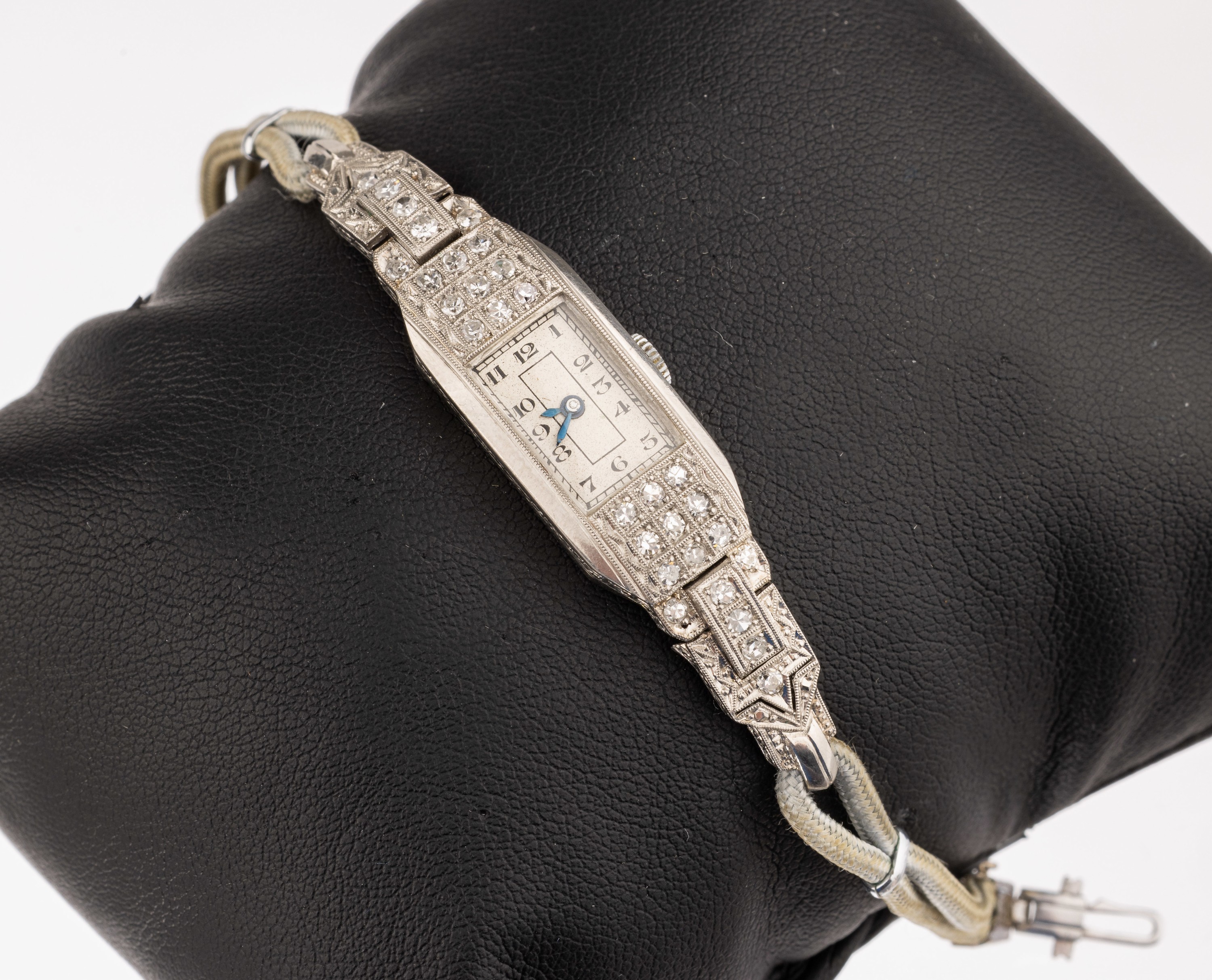 Art-Deco Damenschmuckuhr, um 1925/30, Platingeh. bes. mit 30 8/8-Diam. zus. ca. 0.60 ct Weiß/si-p, Boden und Seiten mit Ziergravuren, ...