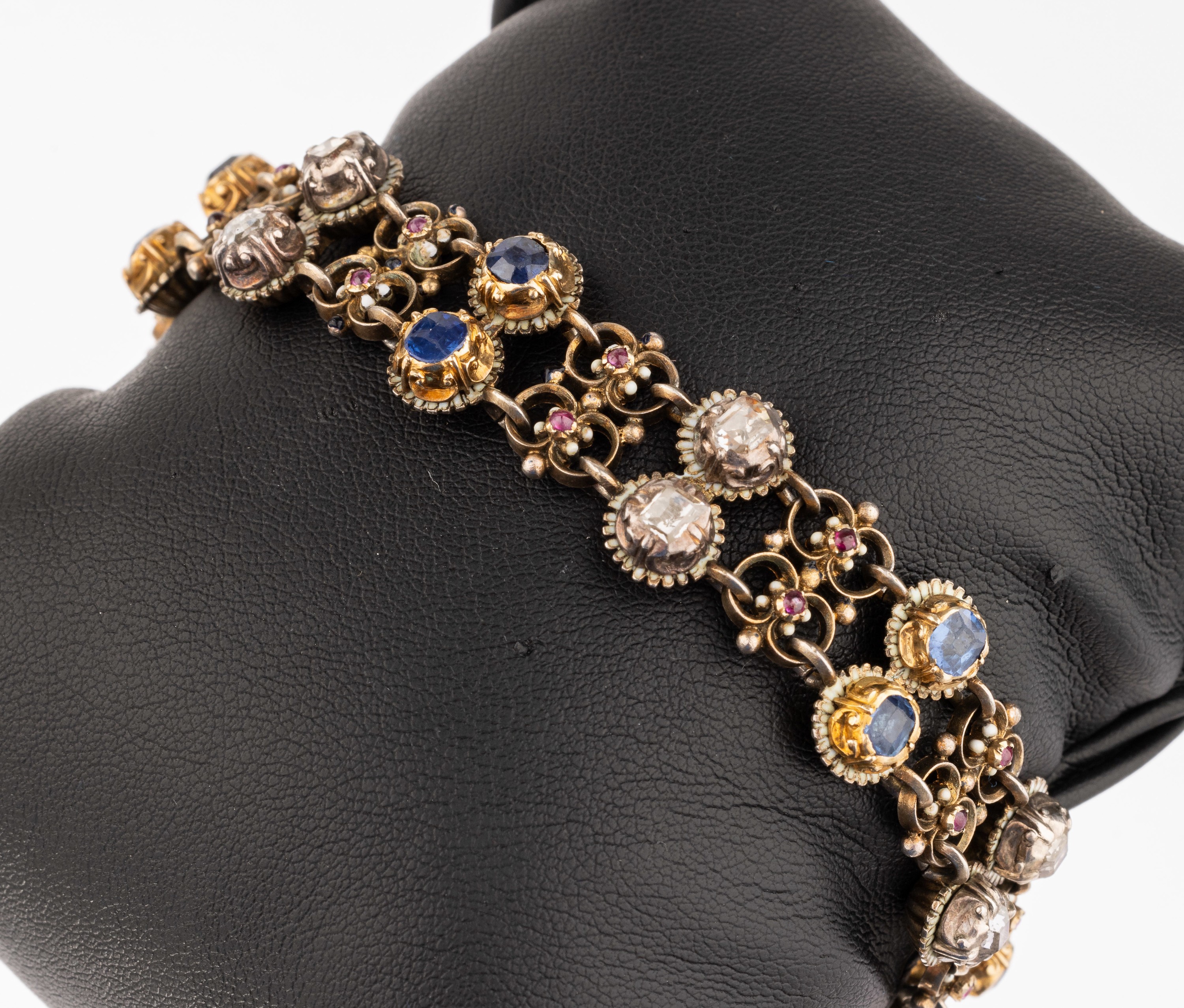 Armband mit Farbsteinen und Diamanten, um 1830, Silber und GG 585/000, gepr., partiell weiß und schwarz emaill., viele Fehlstellen, 20 kl. Rubine ...