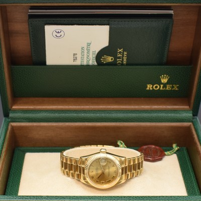 26768951f - ROLEX Datejust medium wristwatch reference 78278, self winding, LC 100, A-series, superlative chronometer officially certified, 18k yellow gold including president bracelet with deployant clasp, gilded dial with Roman hour-indices, date under sapphire crystal with magnifying glass at 3, rhodium plated movement calibre 2235, 31 jewels, 5 adjustments, diameter approx. 31 mm, length approx. 18,5 cm, original box and papers, sold in March 2002, signs of use, condition 2