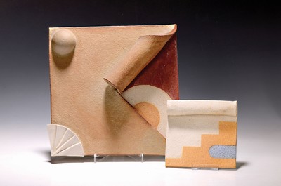 Image 26768995 - Lee Babel, born 1940 Heilbronn, 2 ceramic relief images, colored glaze, geometric shapes, multi-layered appearance, age range, 14x14/28x28 cm; Babel studied at the academy in Berlin and completed an apprenticeship in the ceramics workshop at Walburga Kälz, numerous exhibitions, especially. in Germany and Italy