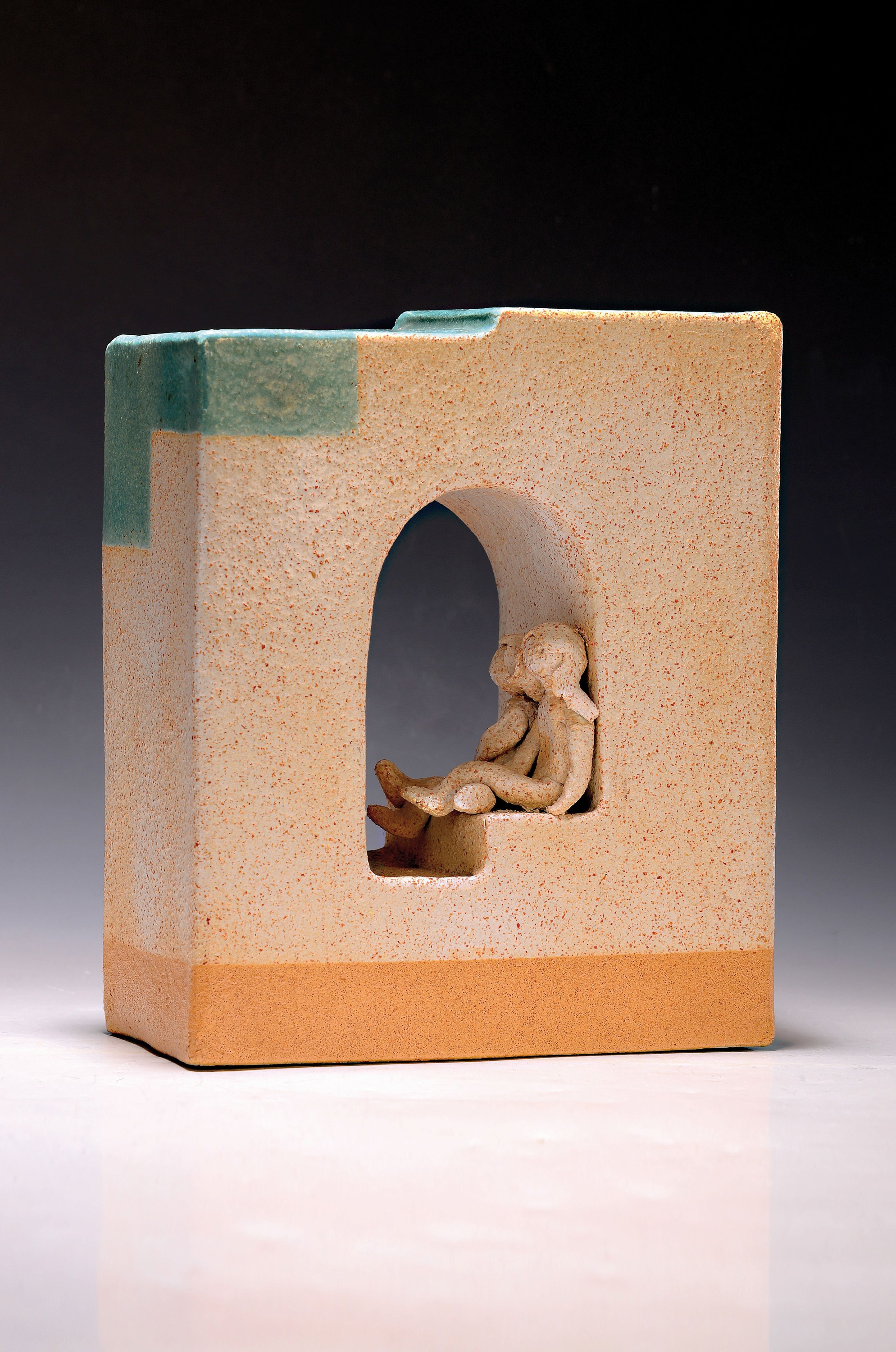 Detail k: Lee Babel, geb. 1940 Heilbronn, Keramikskulptur, kubische Form mit Rundbogen -Durchlass, darin zwei Kinder sitzend, Alterssp., 27x23x10 cm; babel ...