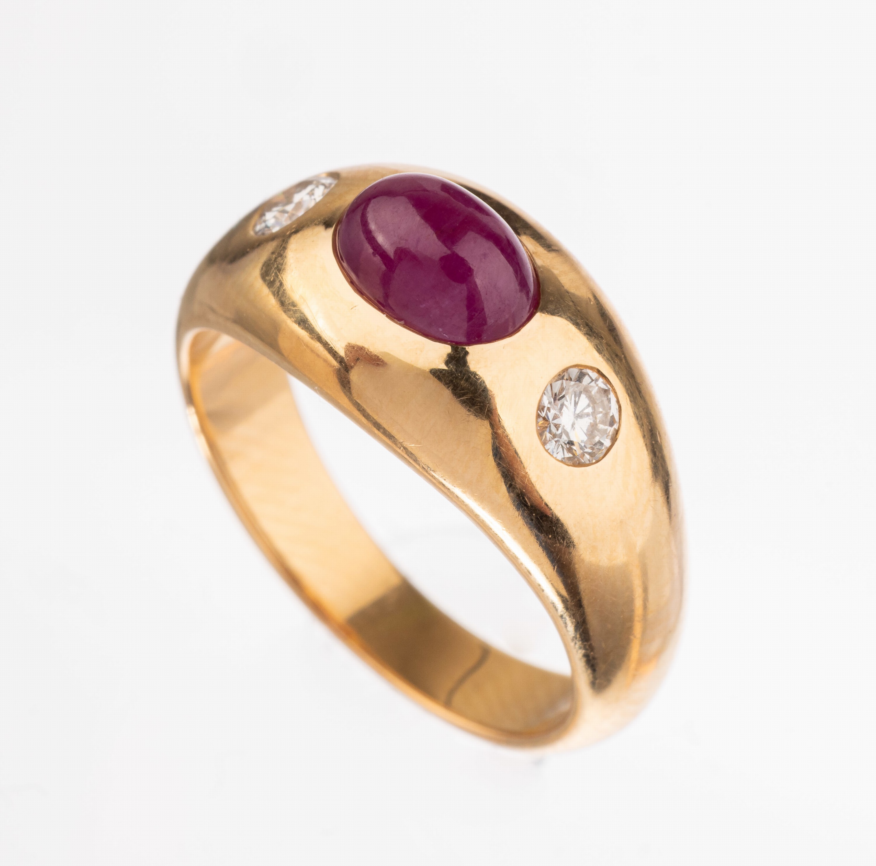 18 kt Gold Rubin-Brillant-Ring, GG 750/000,ovaler Rubin-Cabochon ca. 1.40 ct, 2 Brillanten zus. ca. 0.20 ct feines Weiß -Weiß/vs-si, RW 53, ca. ...