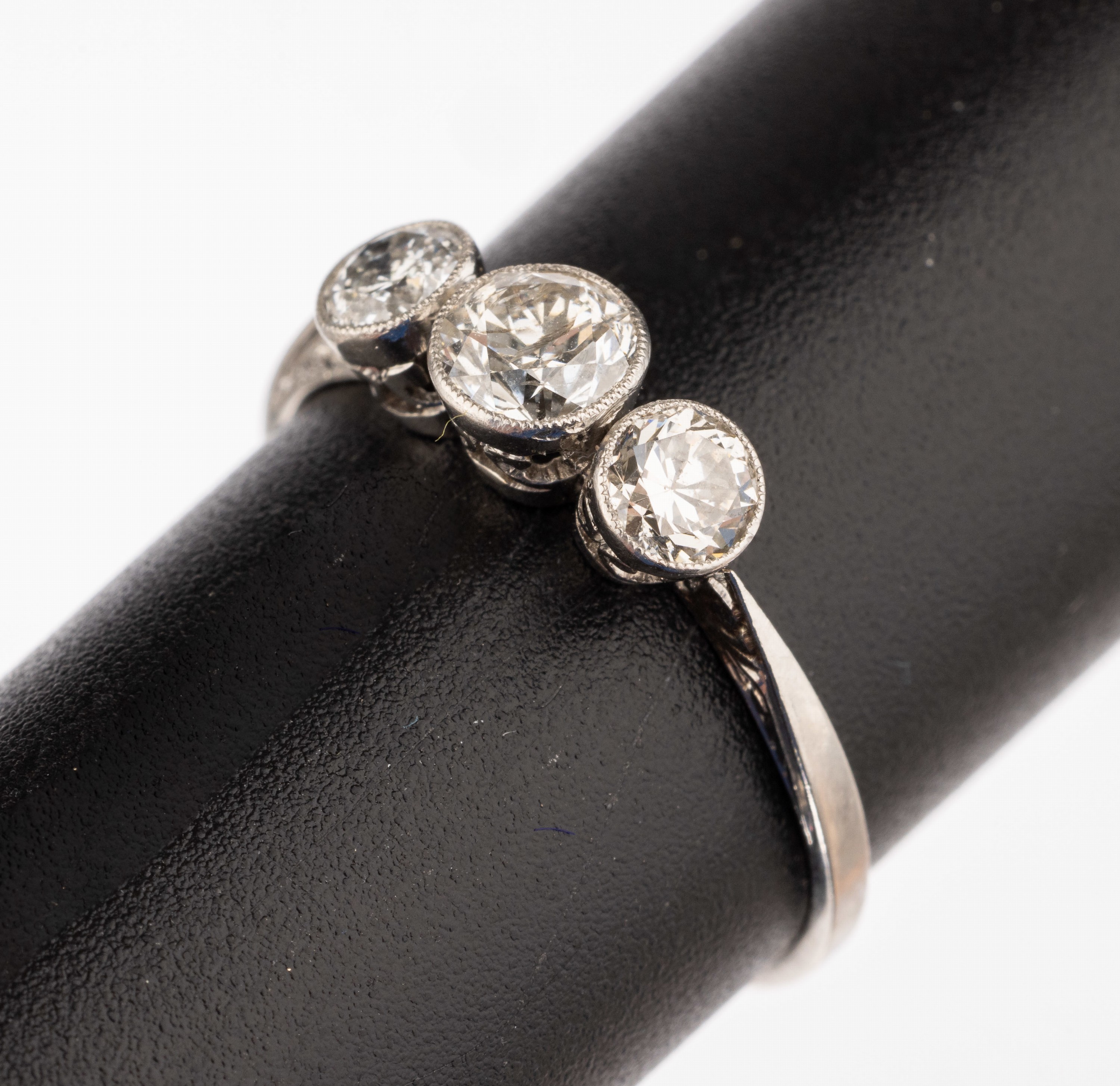 Platin Diamant-Ring, um 1925-30, Pt gepr., 1 Altschliffdiamant und 2 Brillanten zus. ca. 0.60 ct Weiß/p, Unterkaderung in Herzform, Ringschultern ...