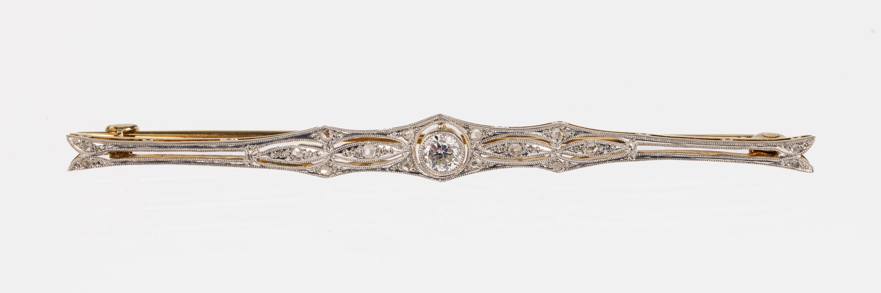 14 kt Gold Diamant-Brosche, um 1920, GG 585/000, schauseitig Platin, feine geschwungene und durchbrochene Arbeit, 1 Brillant und 16 Diamantrosen ...