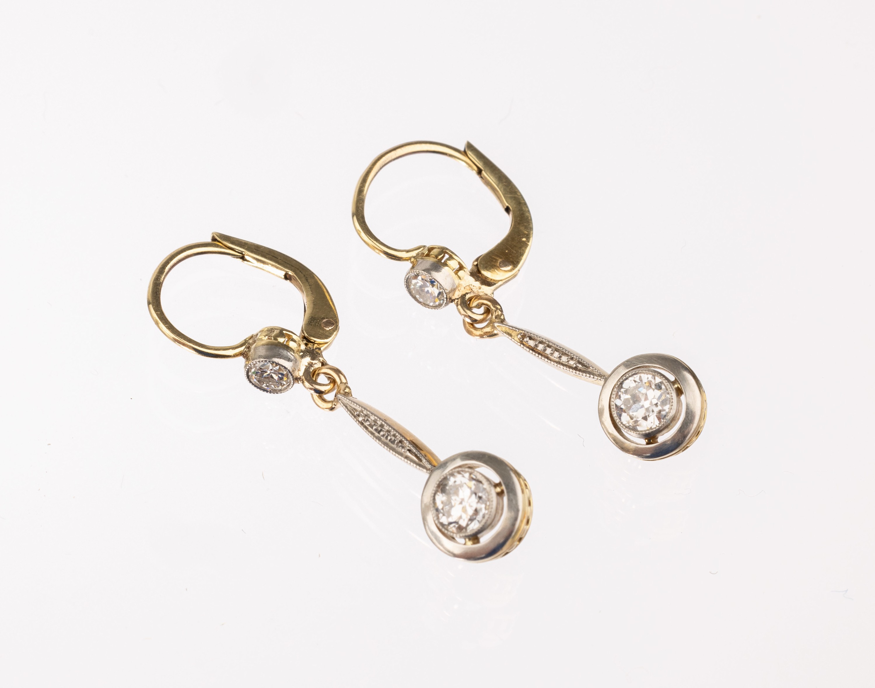 Paar 14 kt Gold Diamant-Ohrhänger, um 1920, GG/WG 585/000, mit bewegl. Abhängung, 4 Altschliffdiamanten zus. ca. 0.40 ct Weiß/p, L. ca. 2.5 cm, ...