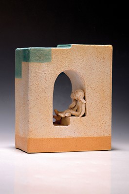Image 26769012 - Lee Babel, born 1940 Heilbronn, ceramic sculpture, cubic shape with round arch passage, two children sitting in it, age group, 27x23x10 cm; babel studied at the Berlin Academy and completed an apprenticeshipin the ceramics workshop at Walburga Külz in Rheingau, numerous exhibitions, especially in Germany and Italy