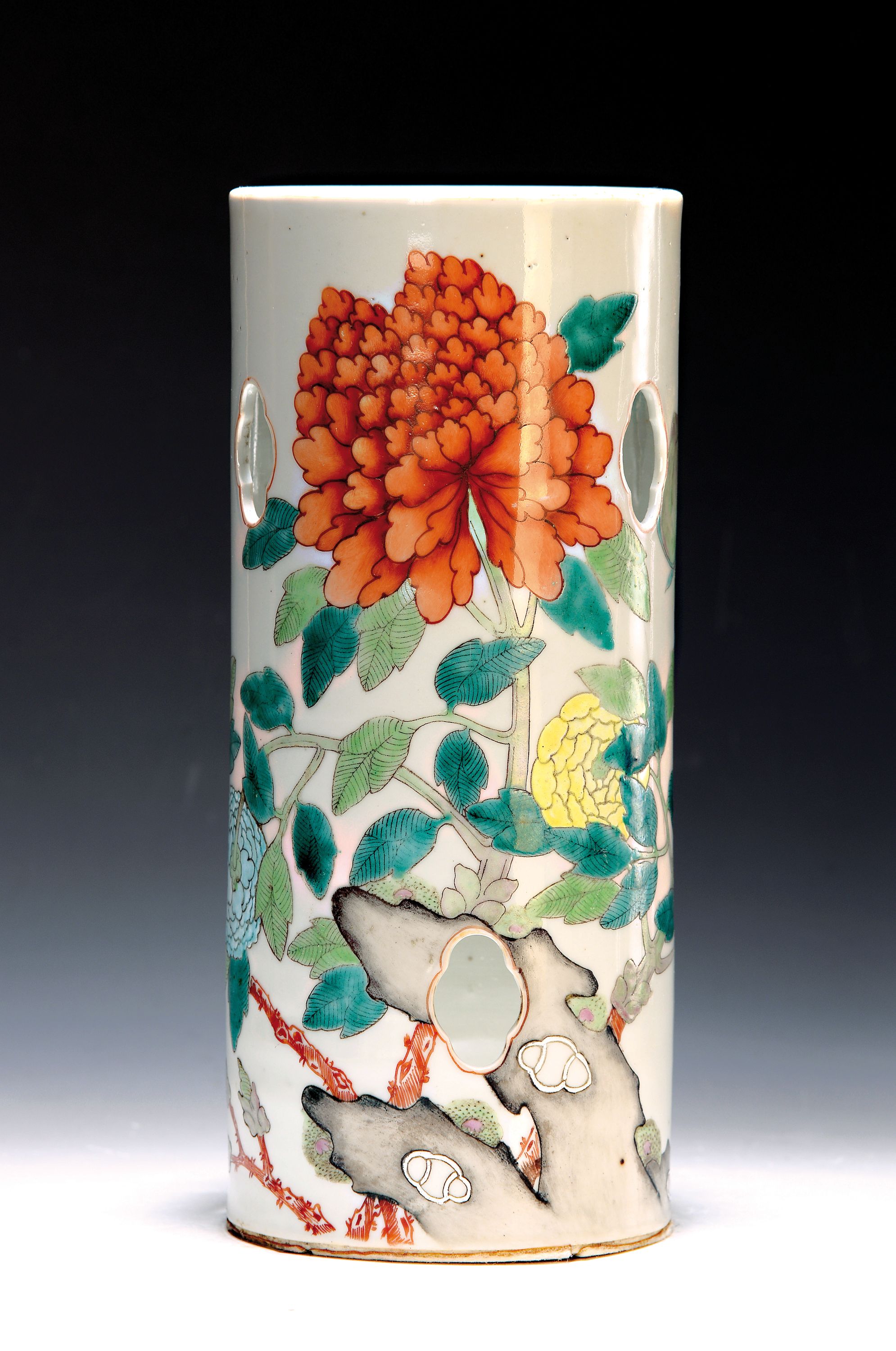 Vase in Form eines Pinselbechers, China, Anfang 20.Jh., Porzellan, Päoniendekor, rote Bodenmarke Shunzhi, H. 28,5 cm