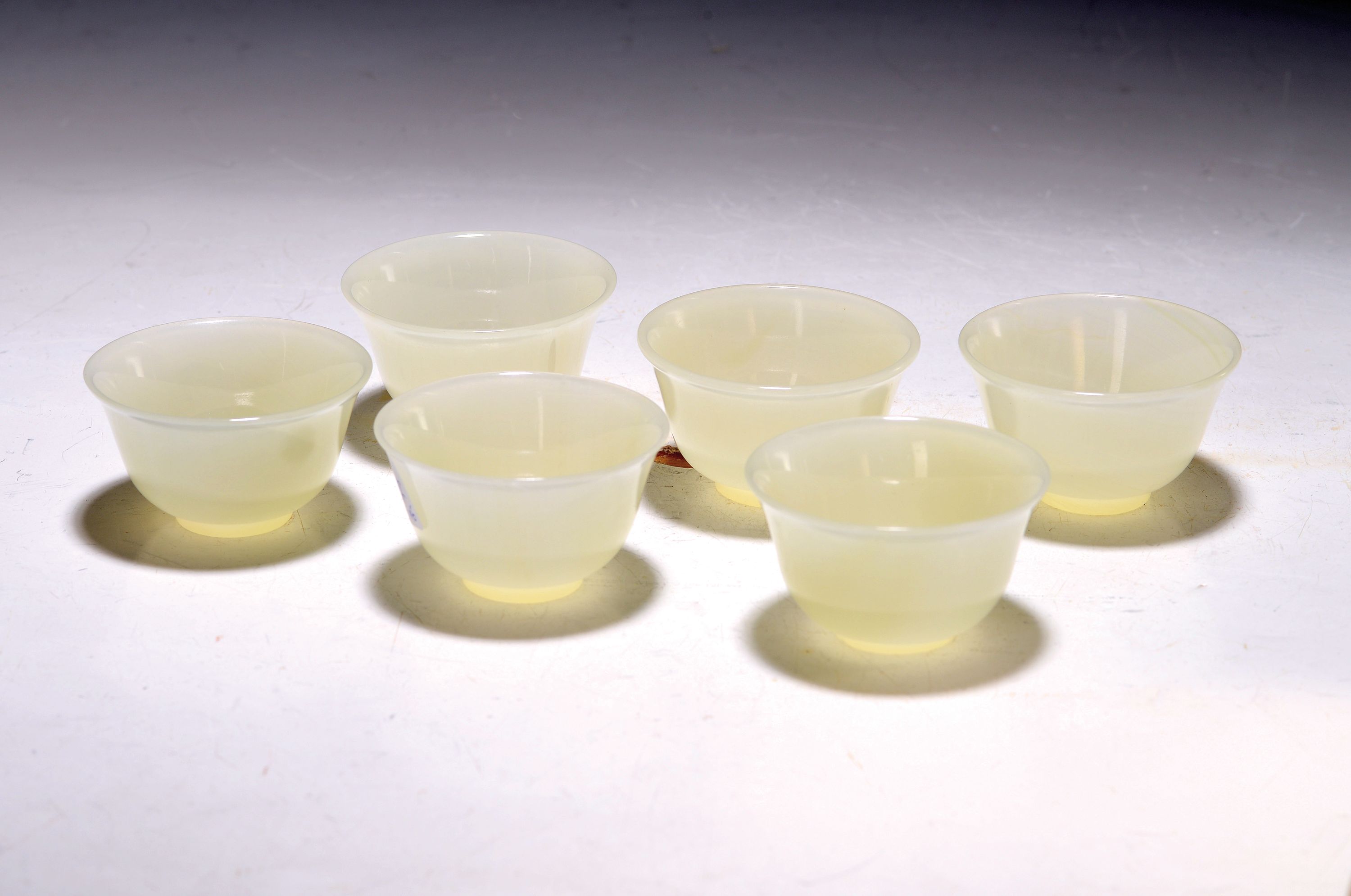 6 teiliges Reisweinset aus Jade, China, 20.Jh., 6 transluzid grüne Schüsselchen, D. je 6,5cm