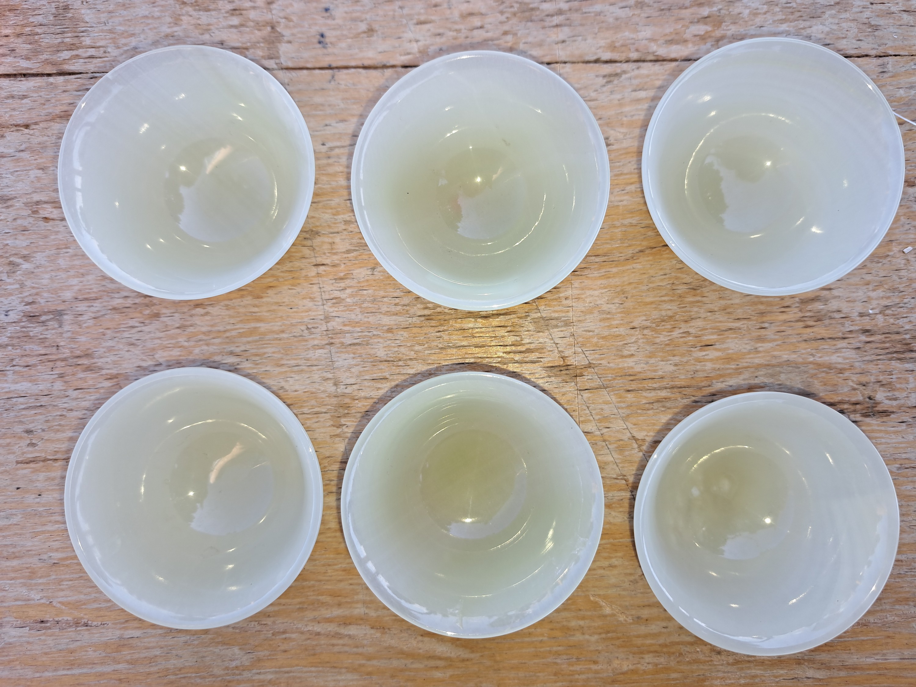 Detail a: 6 teiliges Reisweinset aus Jade, China, 20.Jh., 6 transluzid grüne Schüsselchen, D. je 6,5cm