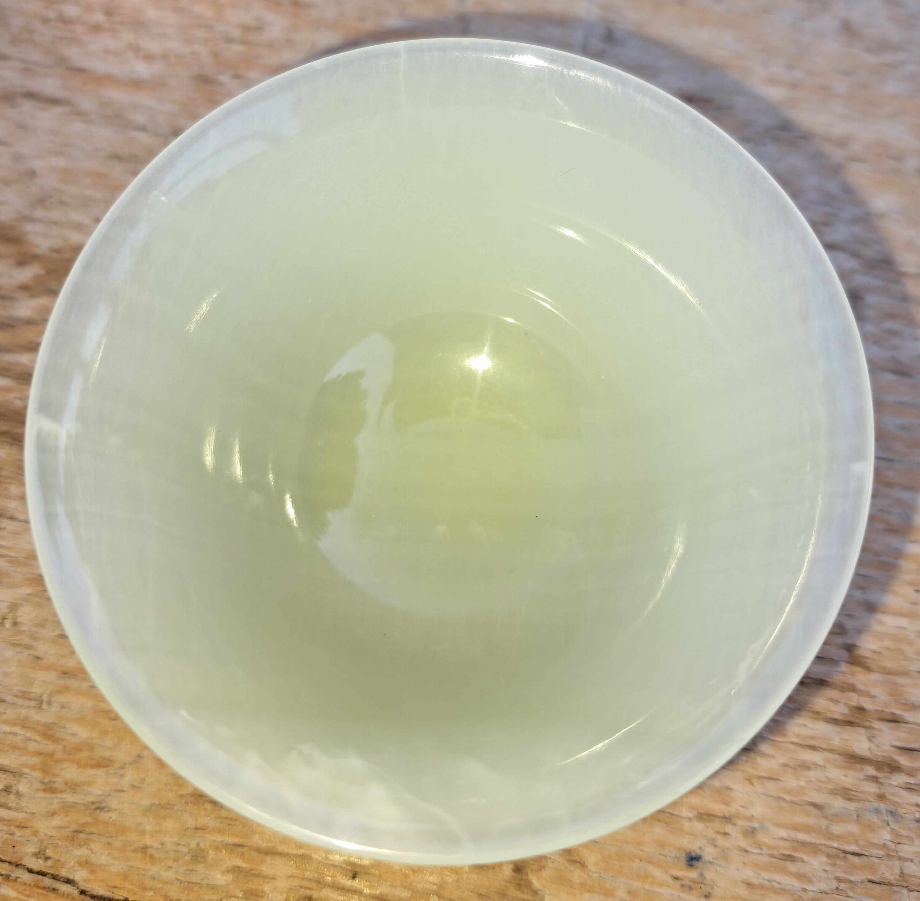 Detail d: 6 teiliges Reisweinset aus Jade, China, 20.Jh., 6 transluzid grüne Schüsselchen, D. je 6,5cm