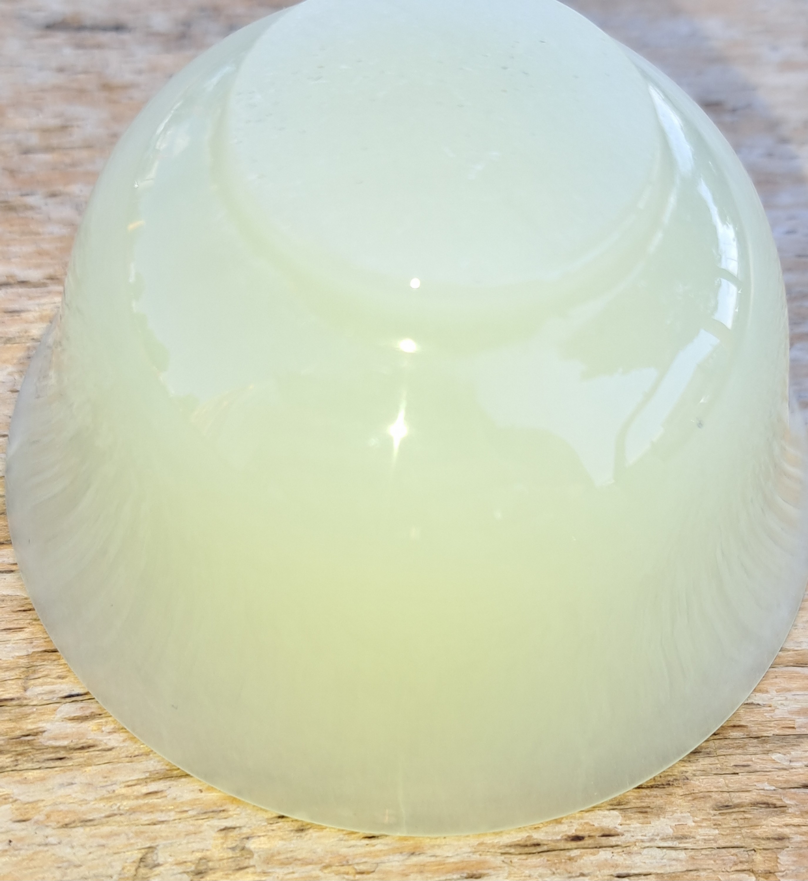 Detail e: 6 teiliges Reisweinset aus Jade, China, 20.Jh., 6 transluzid grüne Schüsselchen, D. je 6,5cm