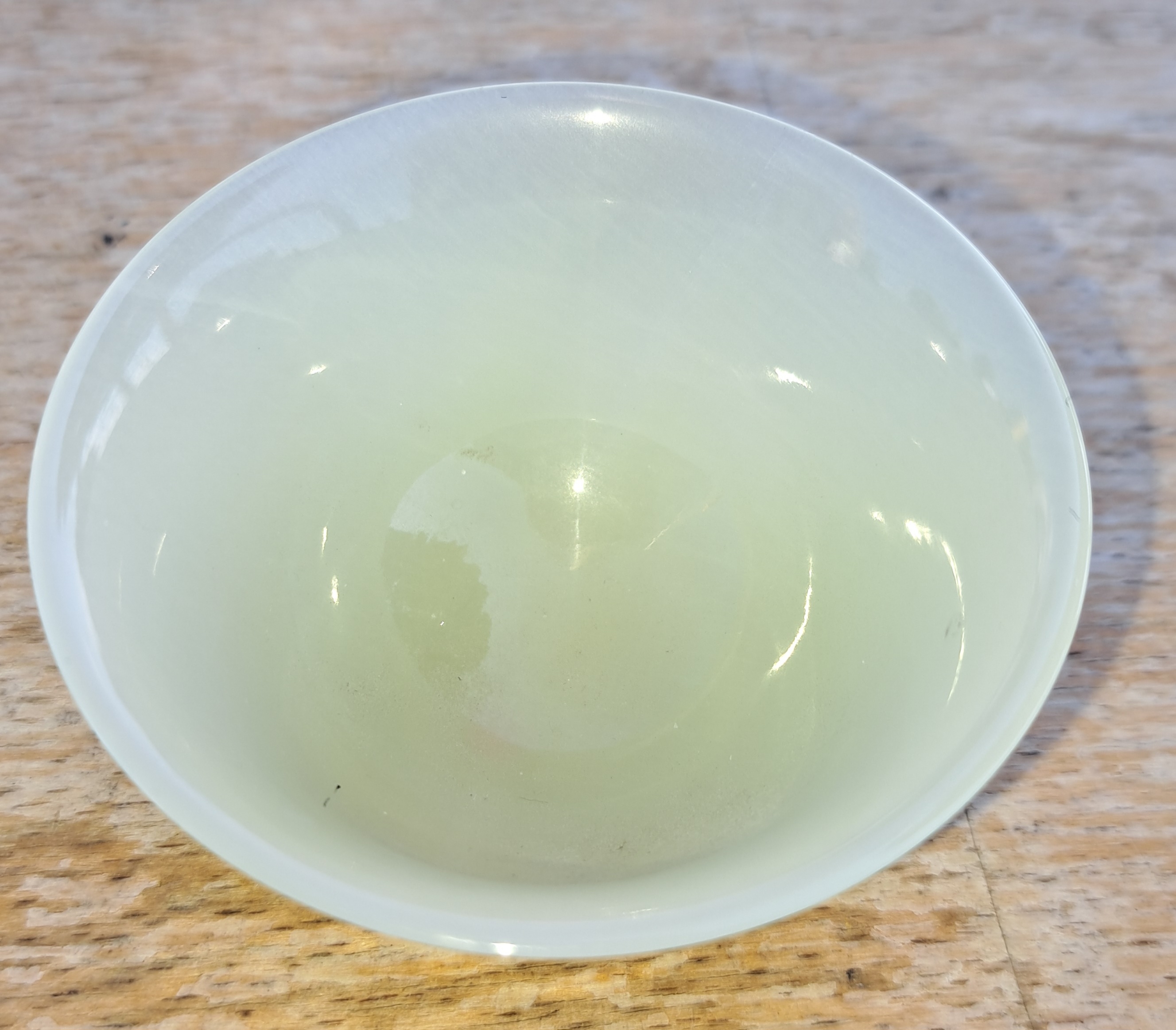 Detail f: 6 teiliges Reisweinset aus Jade, China, 20.Jh., 6 transluzid grüne Schüsselchen, D. je 6,5cm