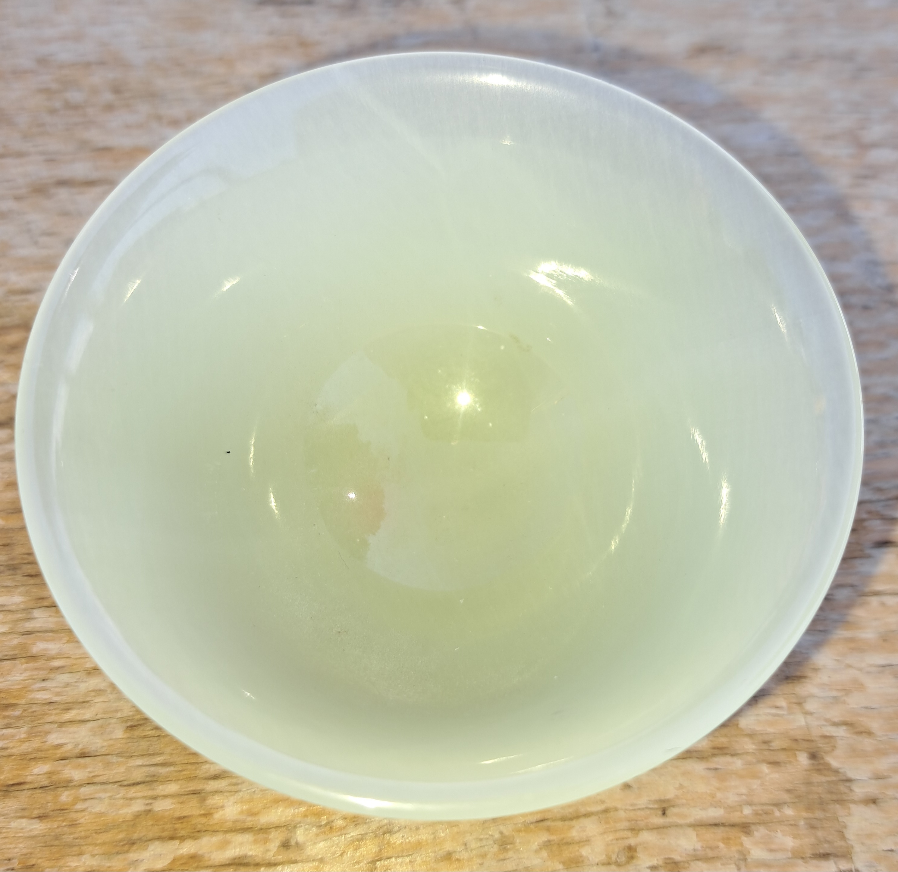 Detail g: 6 teiliges Reisweinset aus Jade, China, 20.Jh., 6 transluzid grüne Schüsselchen, D. je 6,5cm