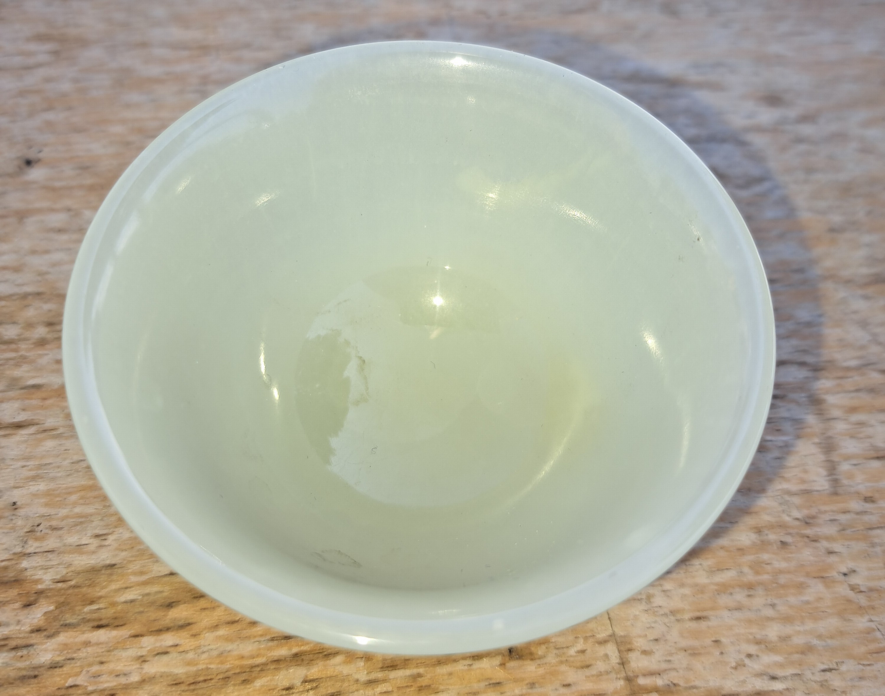 Detail h: 6 teiliges Reisweinset aus Jade, China, 20.Jh., 6 transluzid grüne Schüsselchen, D. je 6,5cm