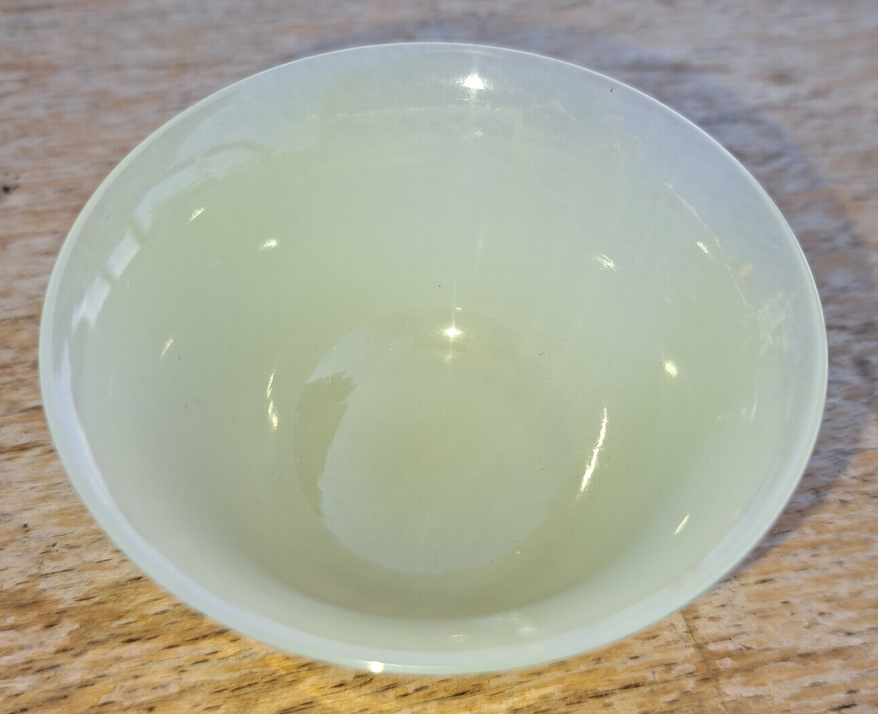Detail j: 6 teiliges Reisweinset aus Jade, China, 20.Jh., 6 transluzid grüne Schüsselchen, D. je 6,5cm