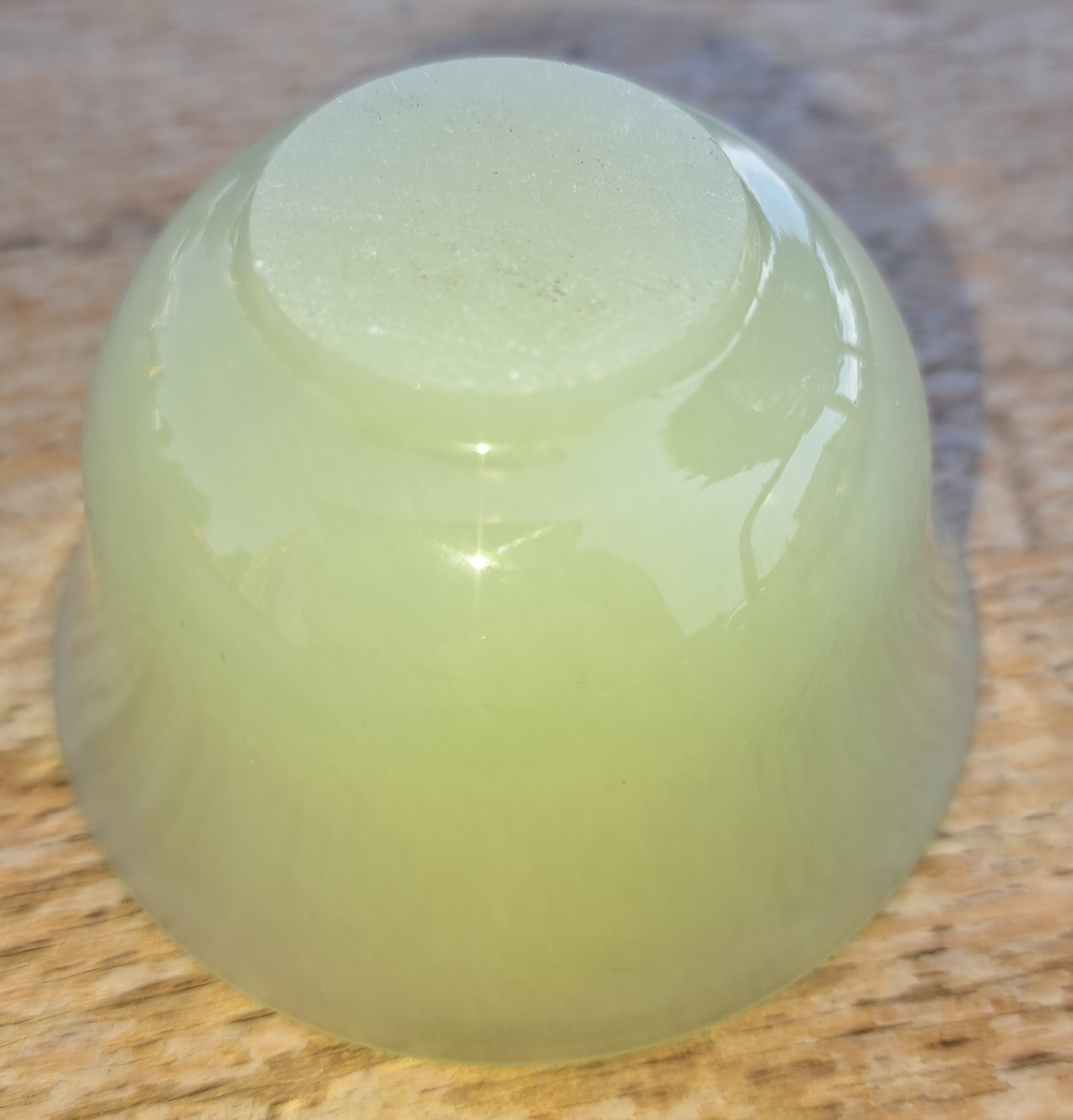 Detail k: 6 teiliges Reisweinset aus Jade, China, 20.Jh., 6 transluzid grüne Schüsselchen, D. je 6,5cm
