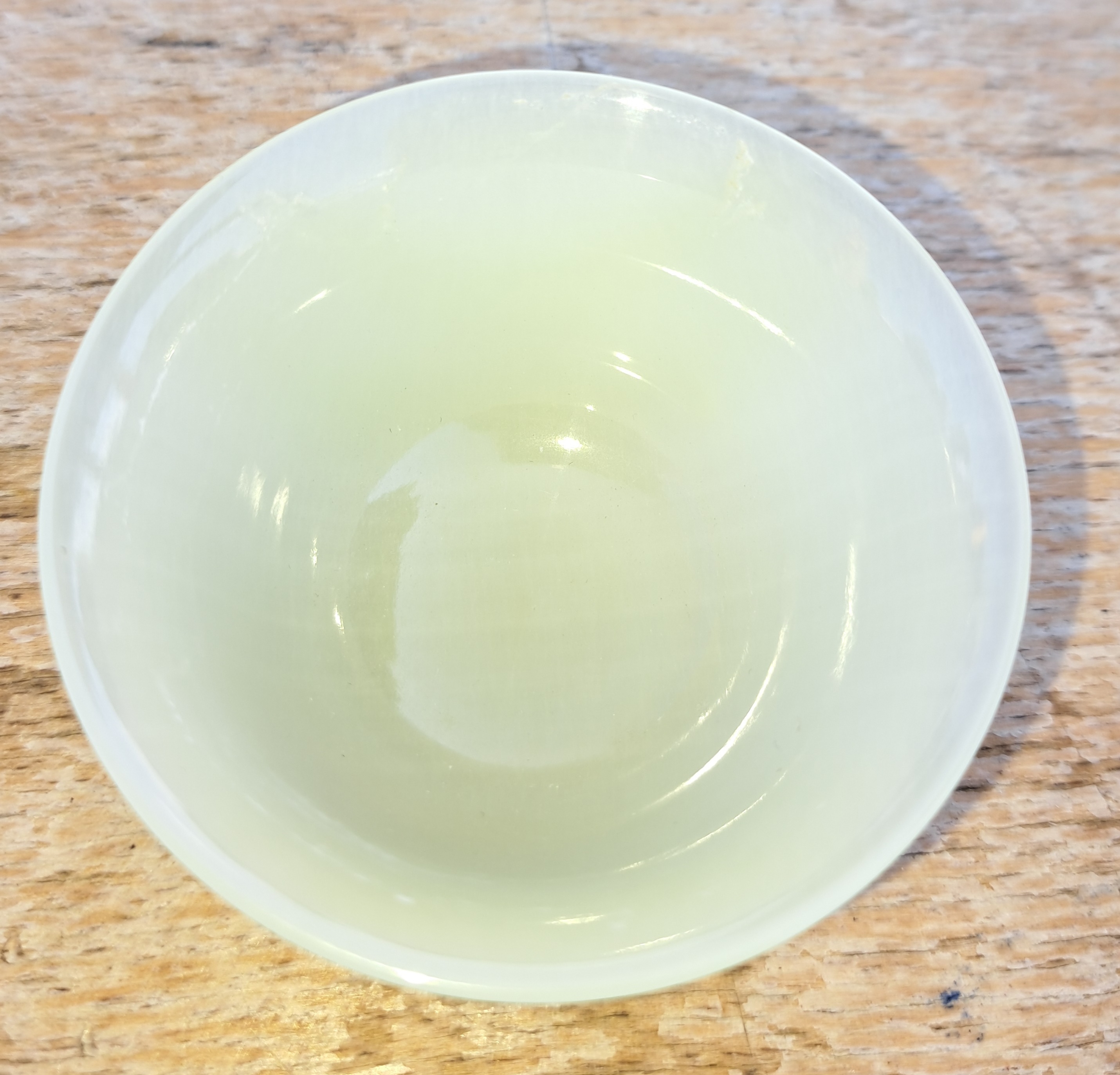 Detail m: 6 teiliges Reisweinset aus Jade, China, 20.Jh., 6 transluzid grüne Schüsselchen, D. je 6,5cm