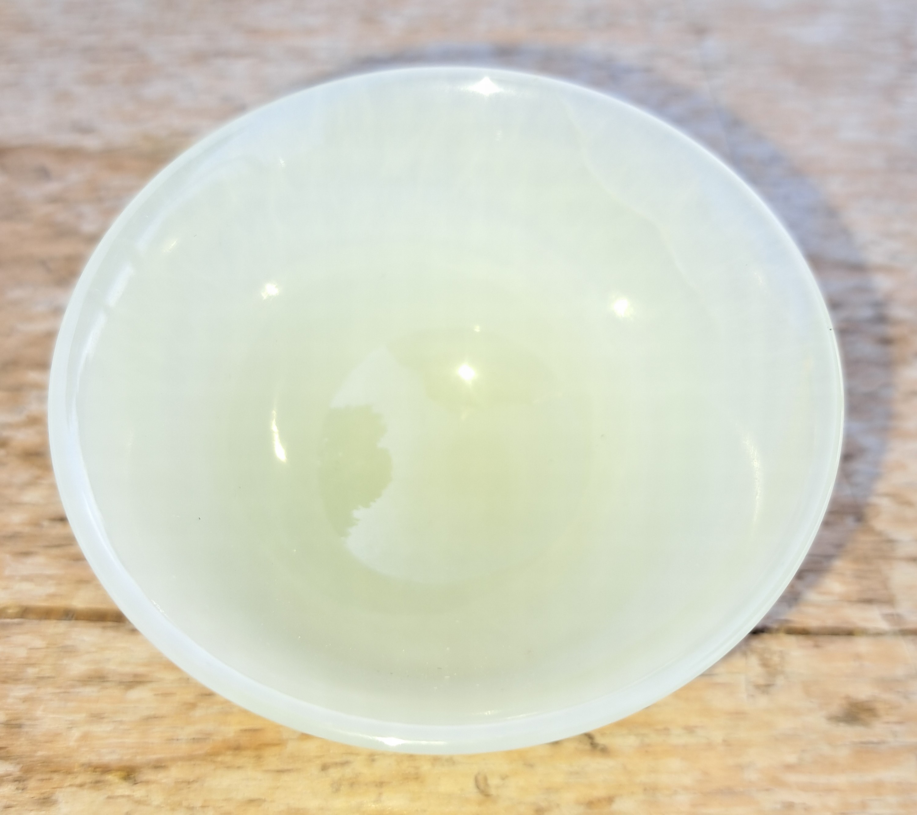 Detail n: 6 teiliges Reisweinset aus Jade, China, 20.Jh., 6 transluzid grüne Schüsselchen, D. je 6,5cm
