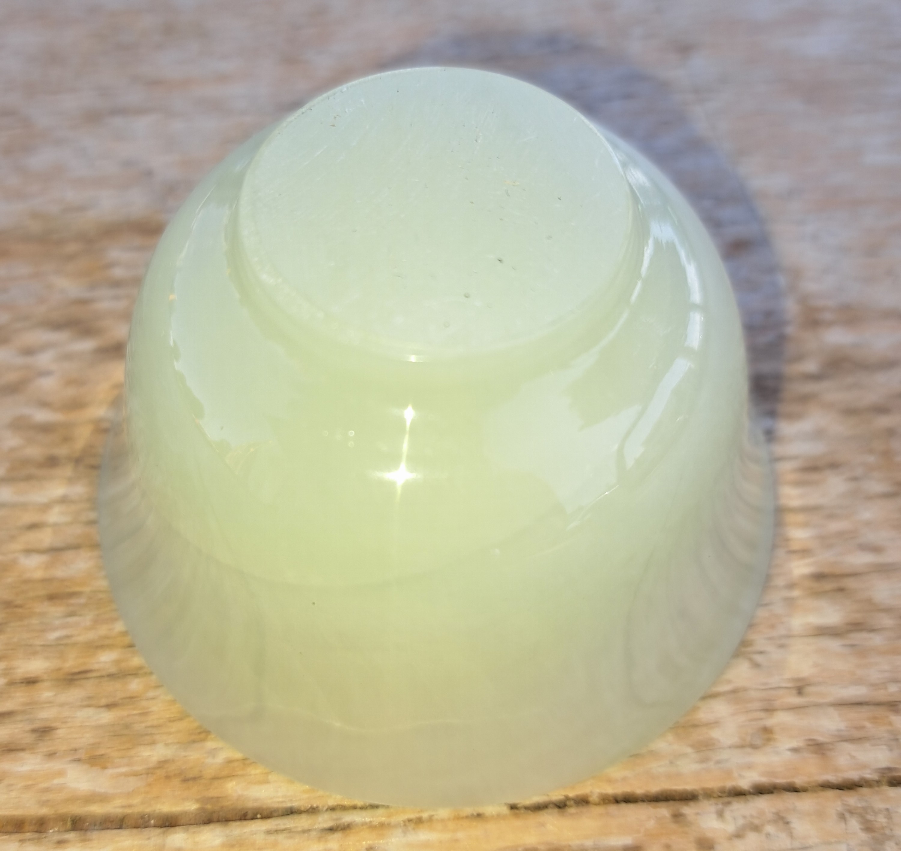 Detail p: 6 teiliges Reisweinset aus Jade, China, 20.Jh., 6 transluzid grüne Schüsselchen, D. je 6,5cm