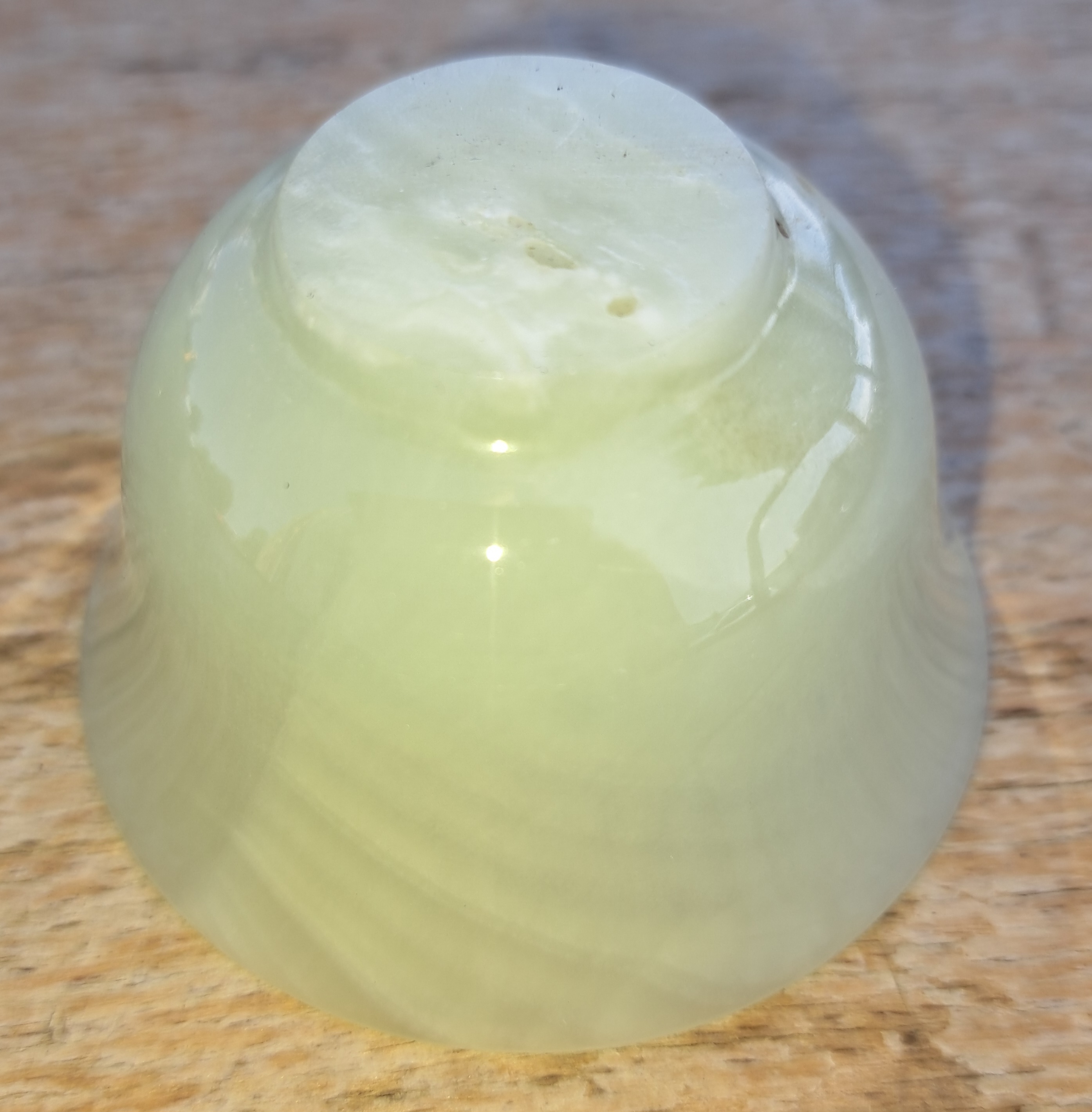 Detail q: 6 teiliges Reisweinset aus Jade, China, 20.Jh., 6 transluzid grüne Schüsselchen, D. je 6,5cm