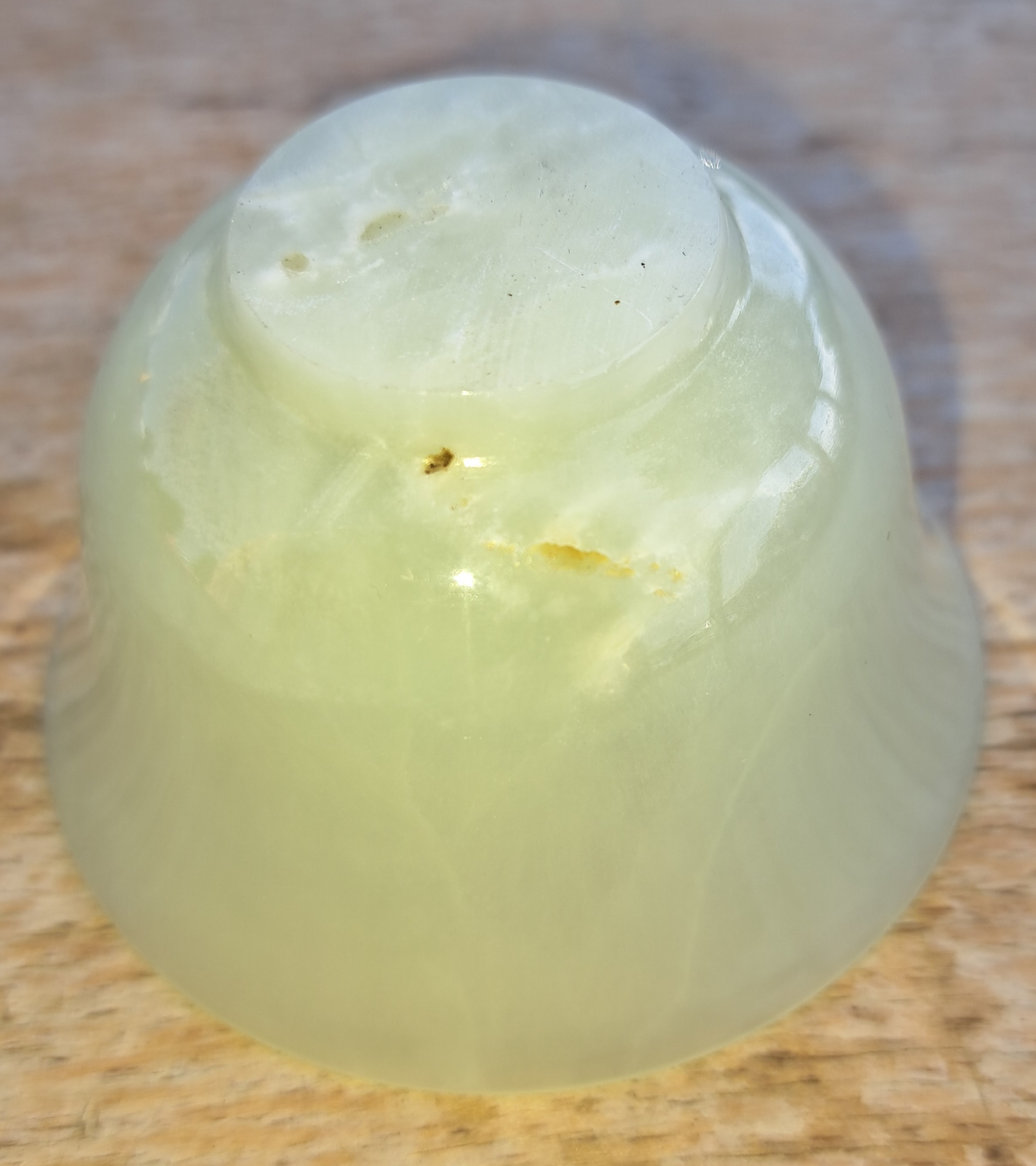 Detail r: 6 teiliges Reisweinset aus Jade, China, 20.Jh., 6 transluzid grüne Schüsselchen, D. je 6,5cm