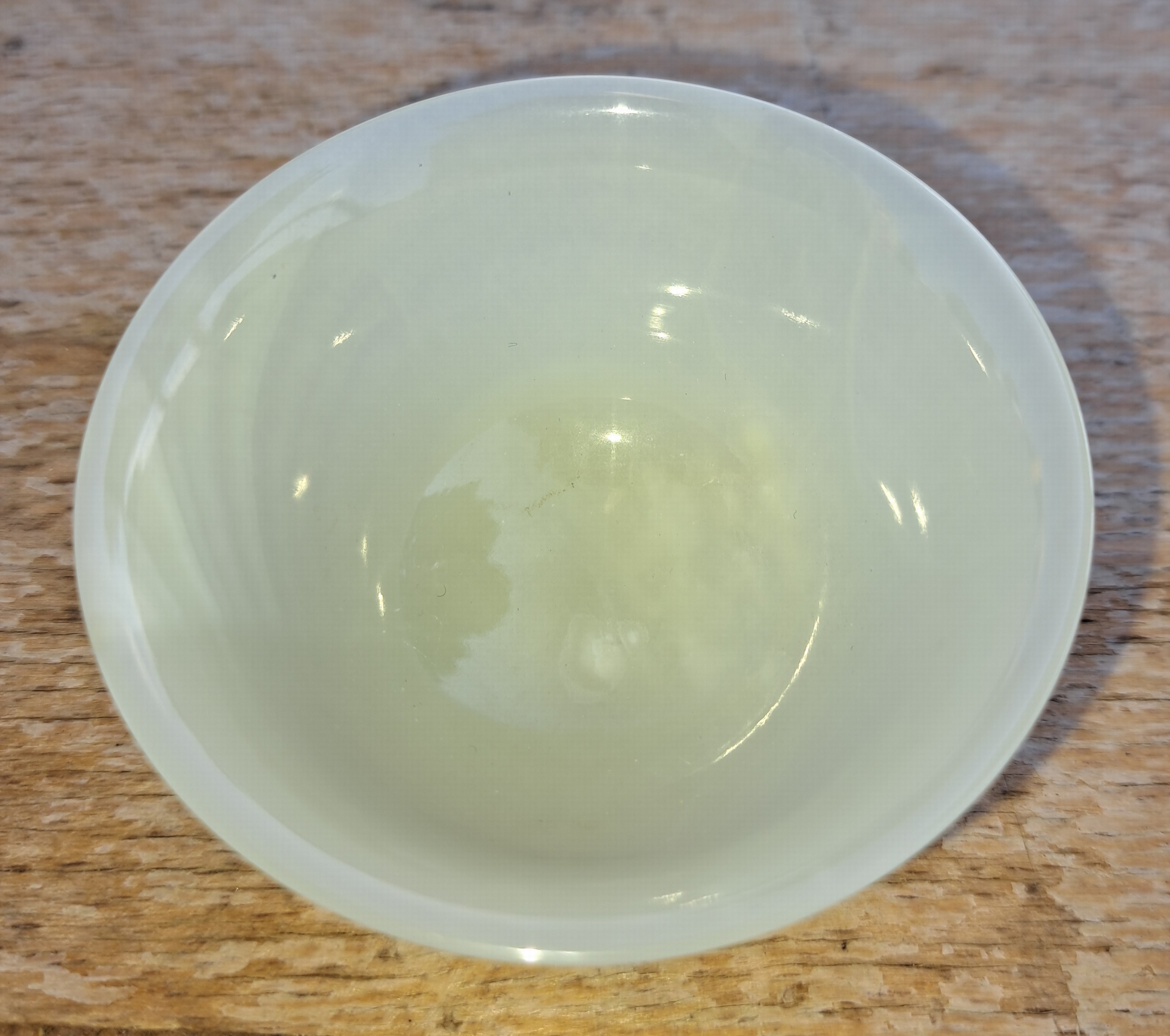 Detail s: 6 teiliges Reisweinset aus Jade, China, 20.Jh., 6 transluzid grüne Schüsselchen, D. je 6,5cm