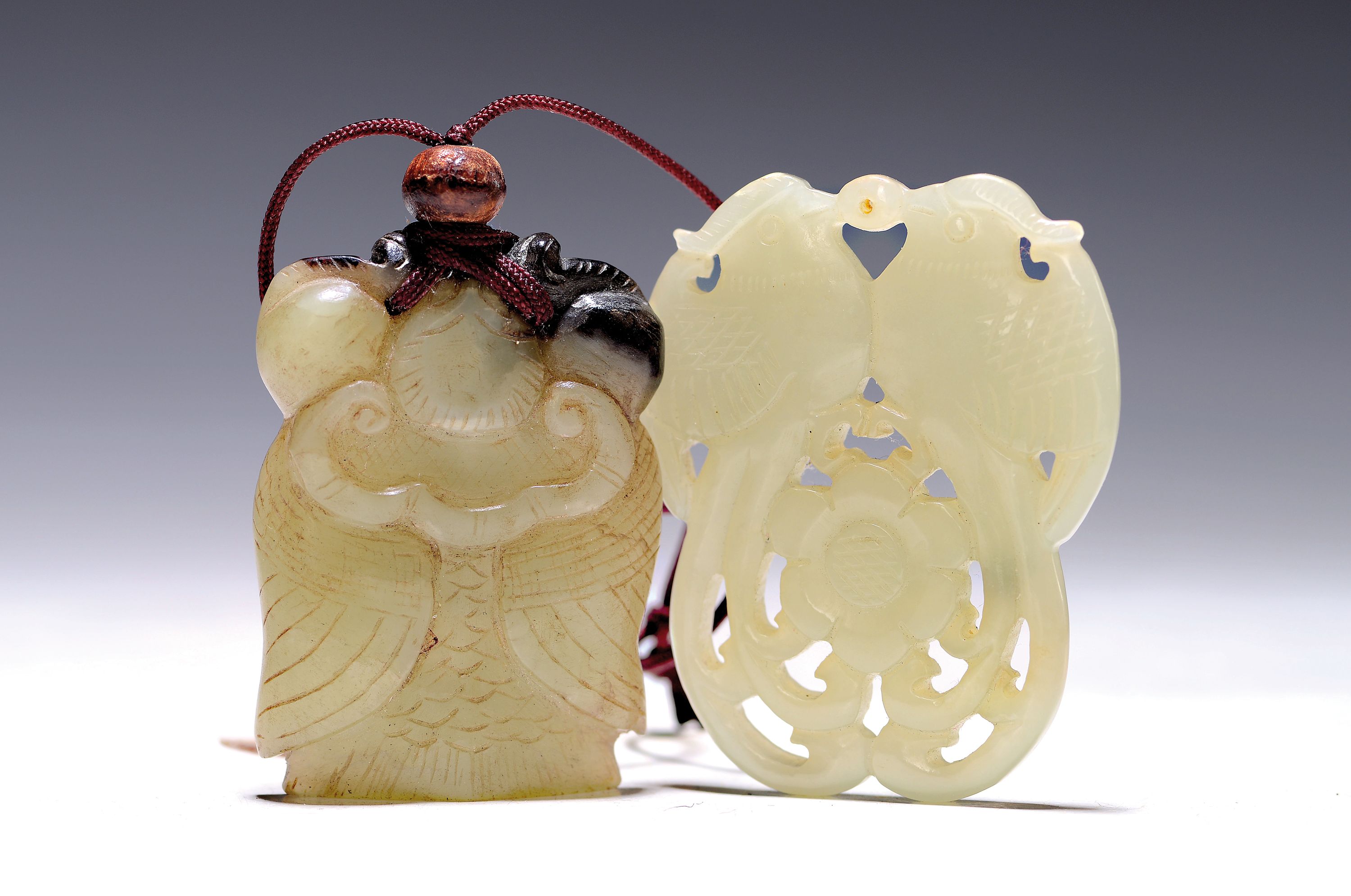 2 Anhänger aus Jade, China, 19.Jh., Jade, z.T. durchbrochen gearbeitet, ca. 5,5x4 cm