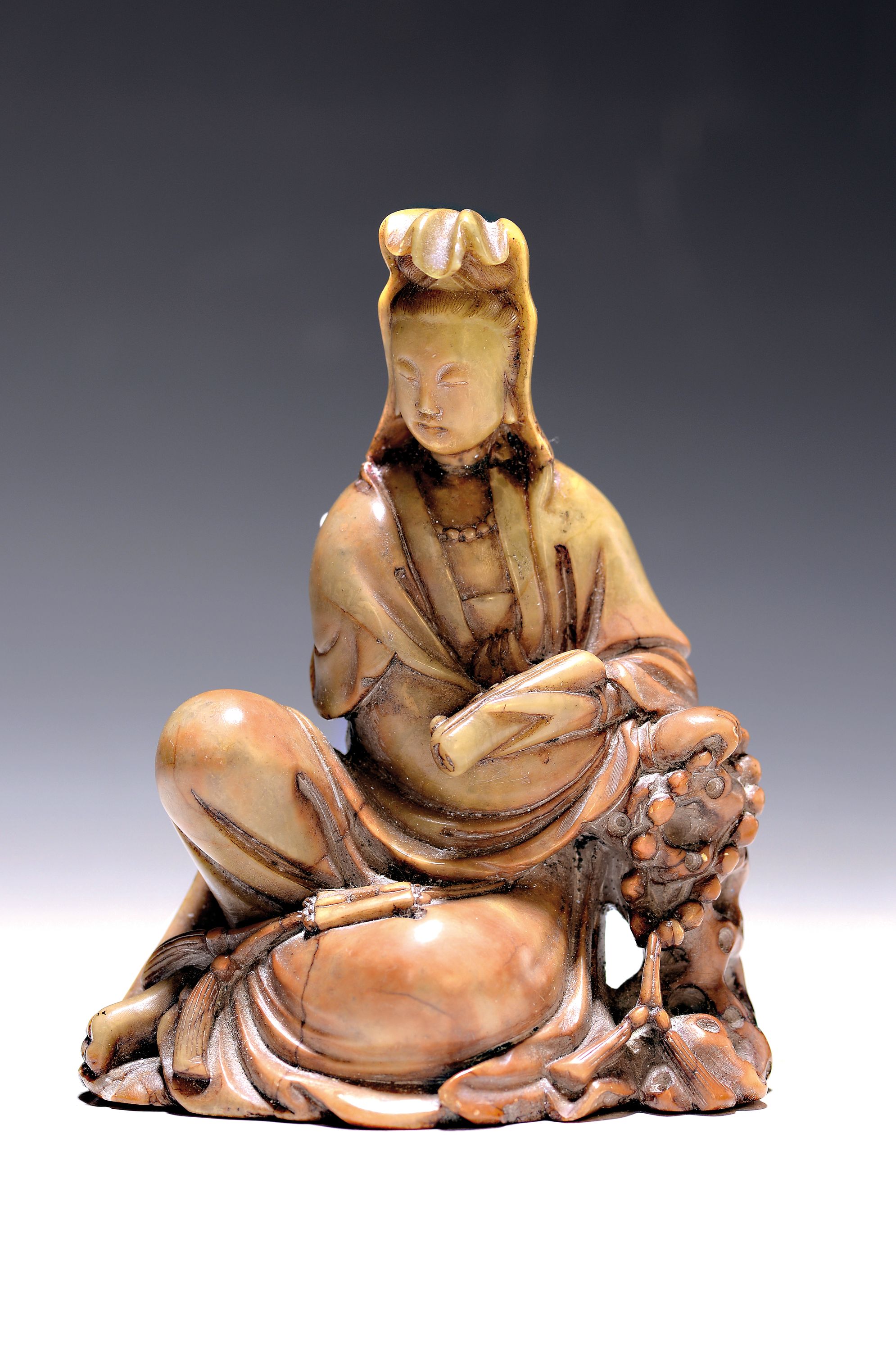 Kannon aus Oka-Dera, Japan, 20. Jh., Stein, geschnitten, sitzender weiblicher Bodhisattva, H. 12,5 cm