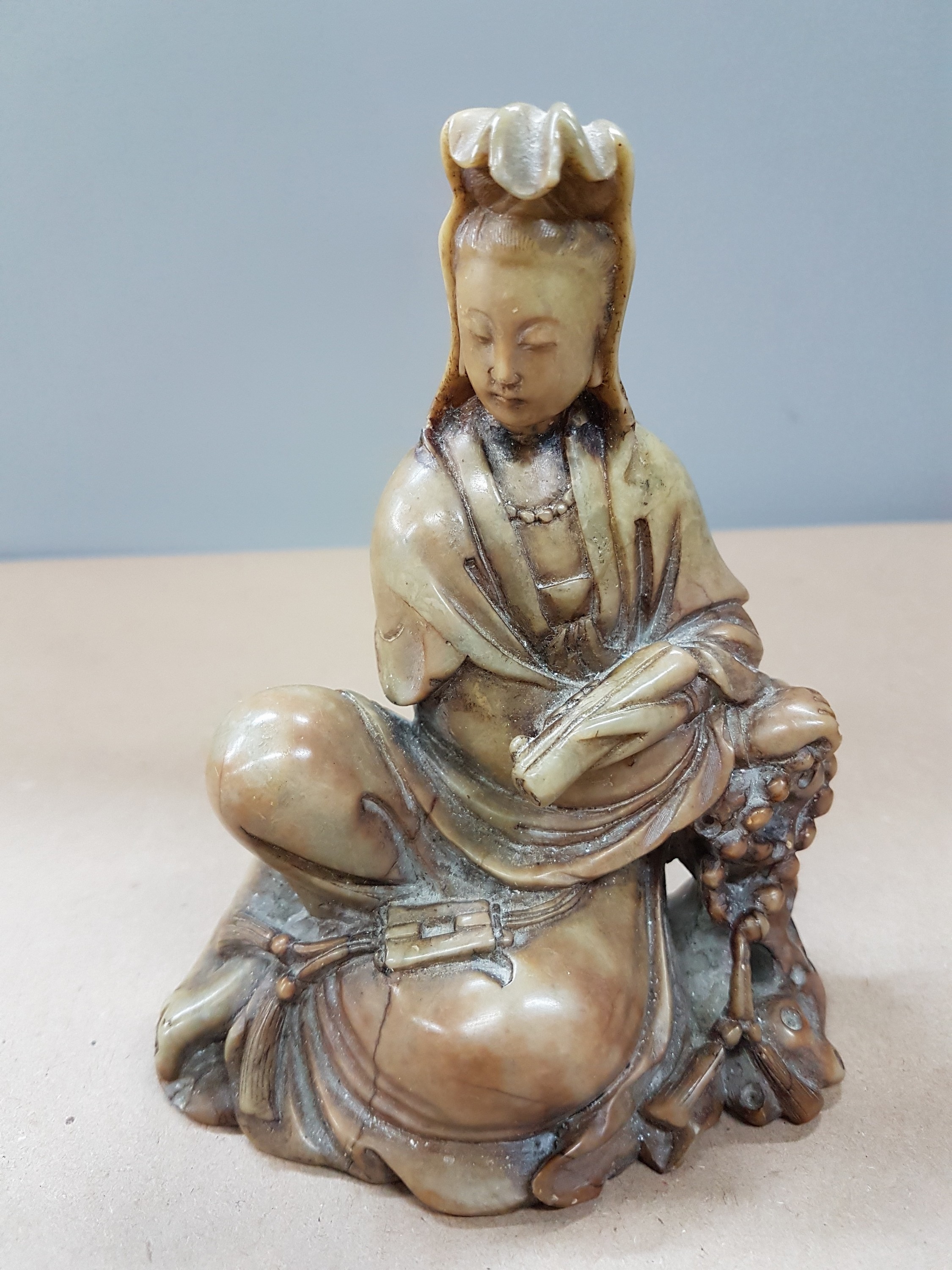 Detail a: Kannon aus Oka-Dera, Japan, 20. Jh., Stein, geschnitten, sitzender weiblicher Bodhisattva, H. 12,5 cm