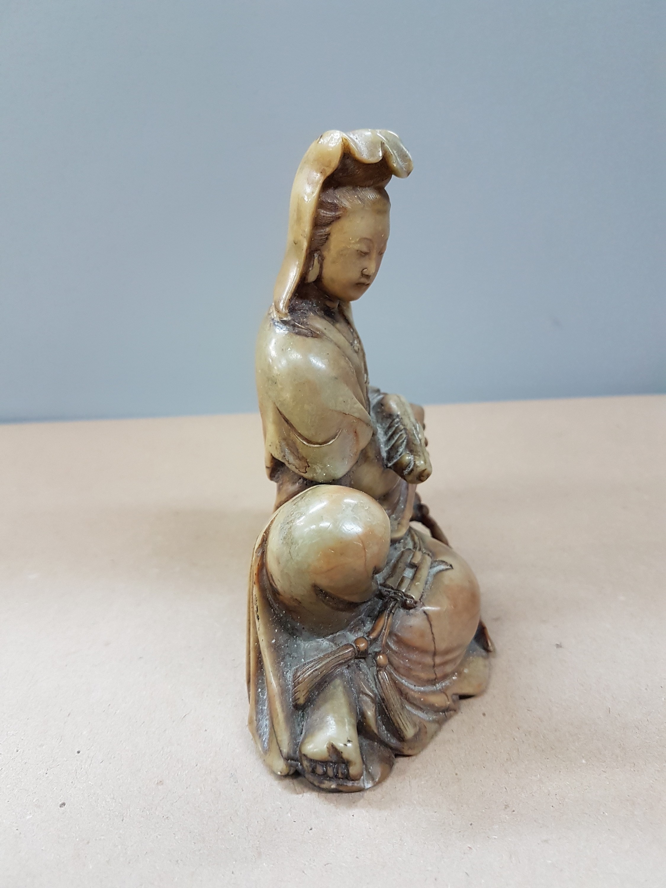 Detail b: Kannon aus Oka-Dera, Japan, 20. Jh., Stein, geschnitten, sitzender weiblicher Bodhisattva, H. 12,5 cm