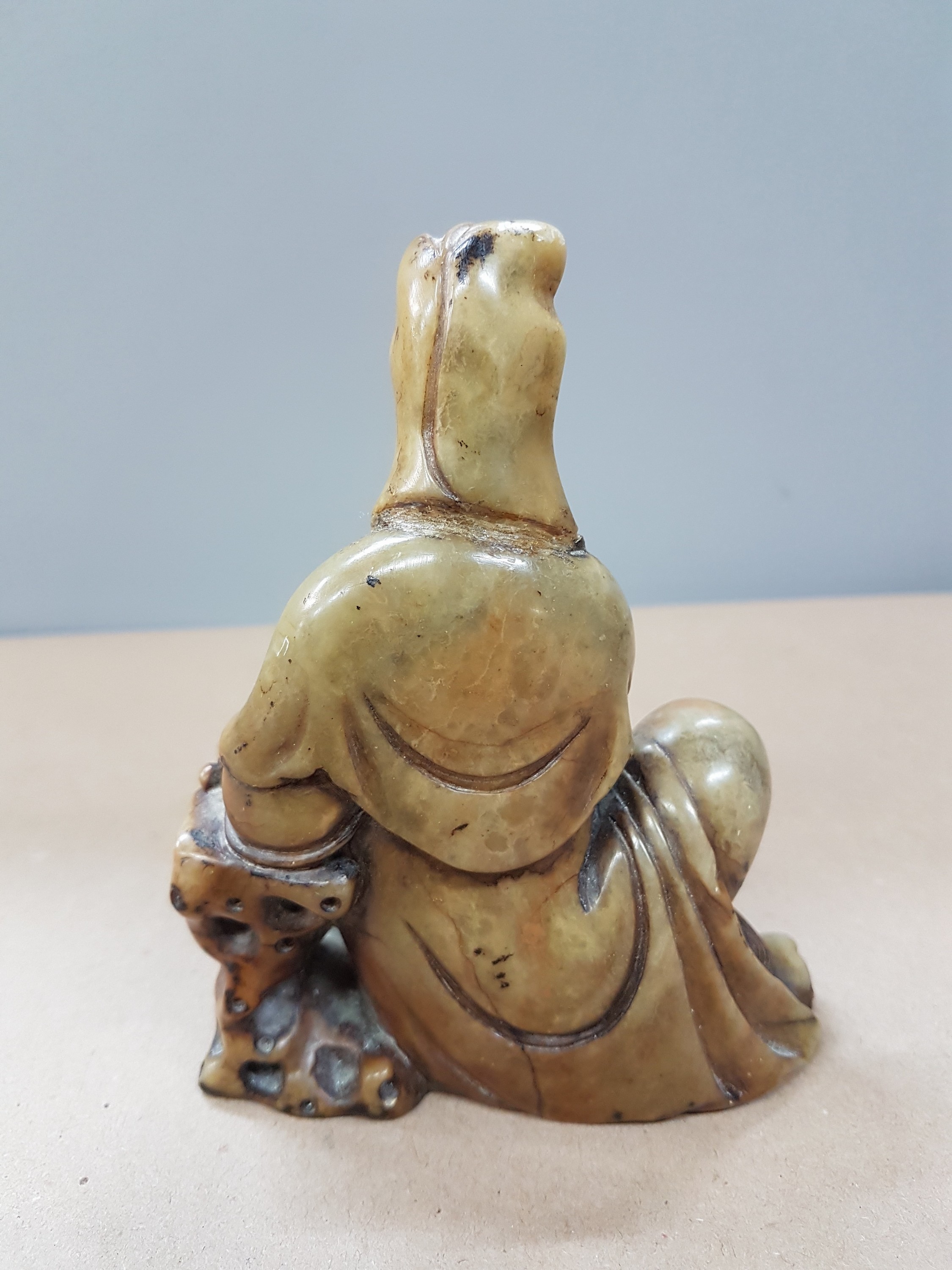 Detail c: Kannon aus Oka-Dera, Japan, 20. Jh., Stein, geschnitten, sitzender weiblicher Bodhisattva, H. 12,5 cm