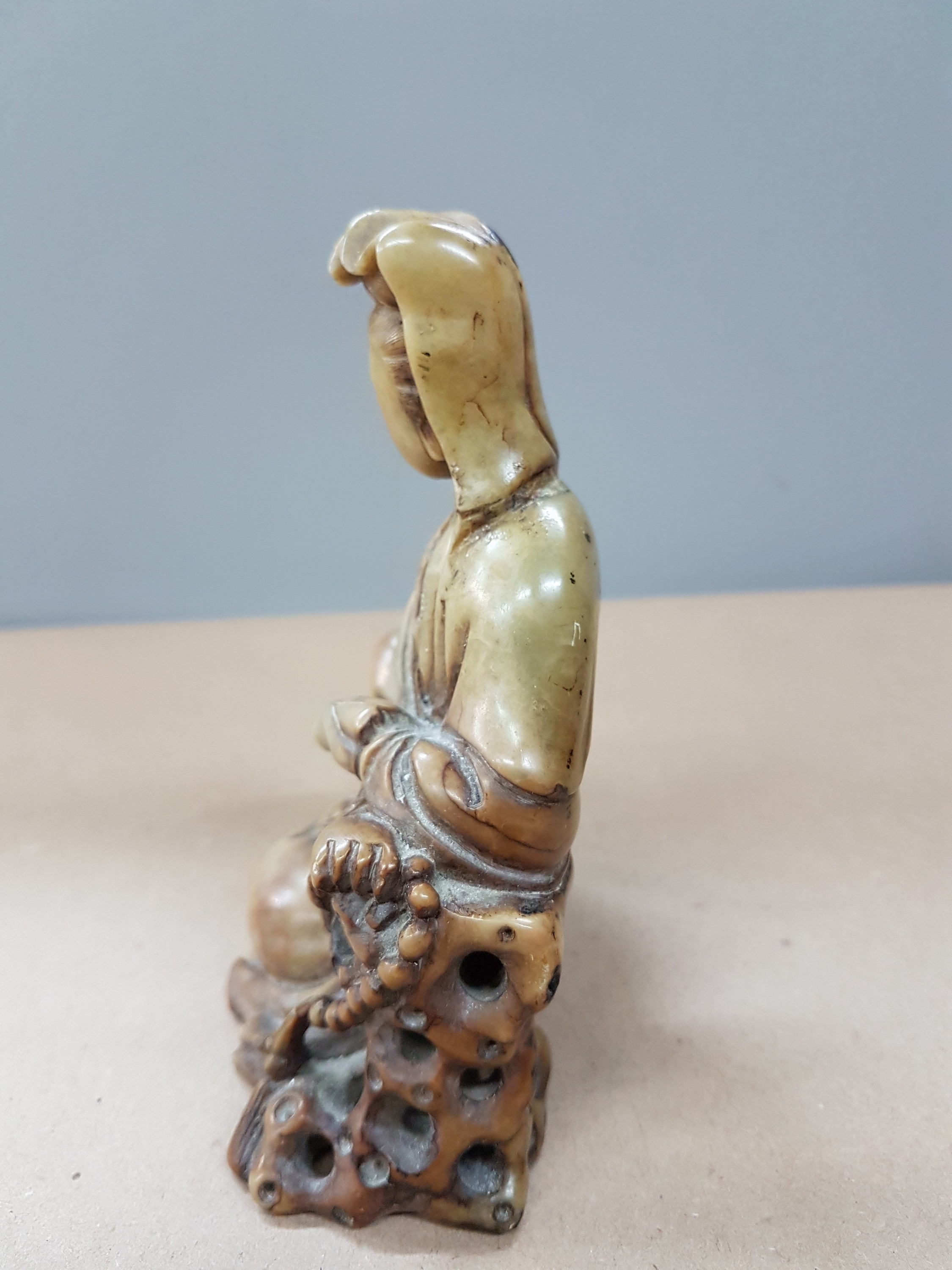 Detail d: Kannon aus Oka-Dera, Japan, 20. Jh., Stein, geschnitten, sitzender weiblicher Bodhisattva, H. 12,5 cm