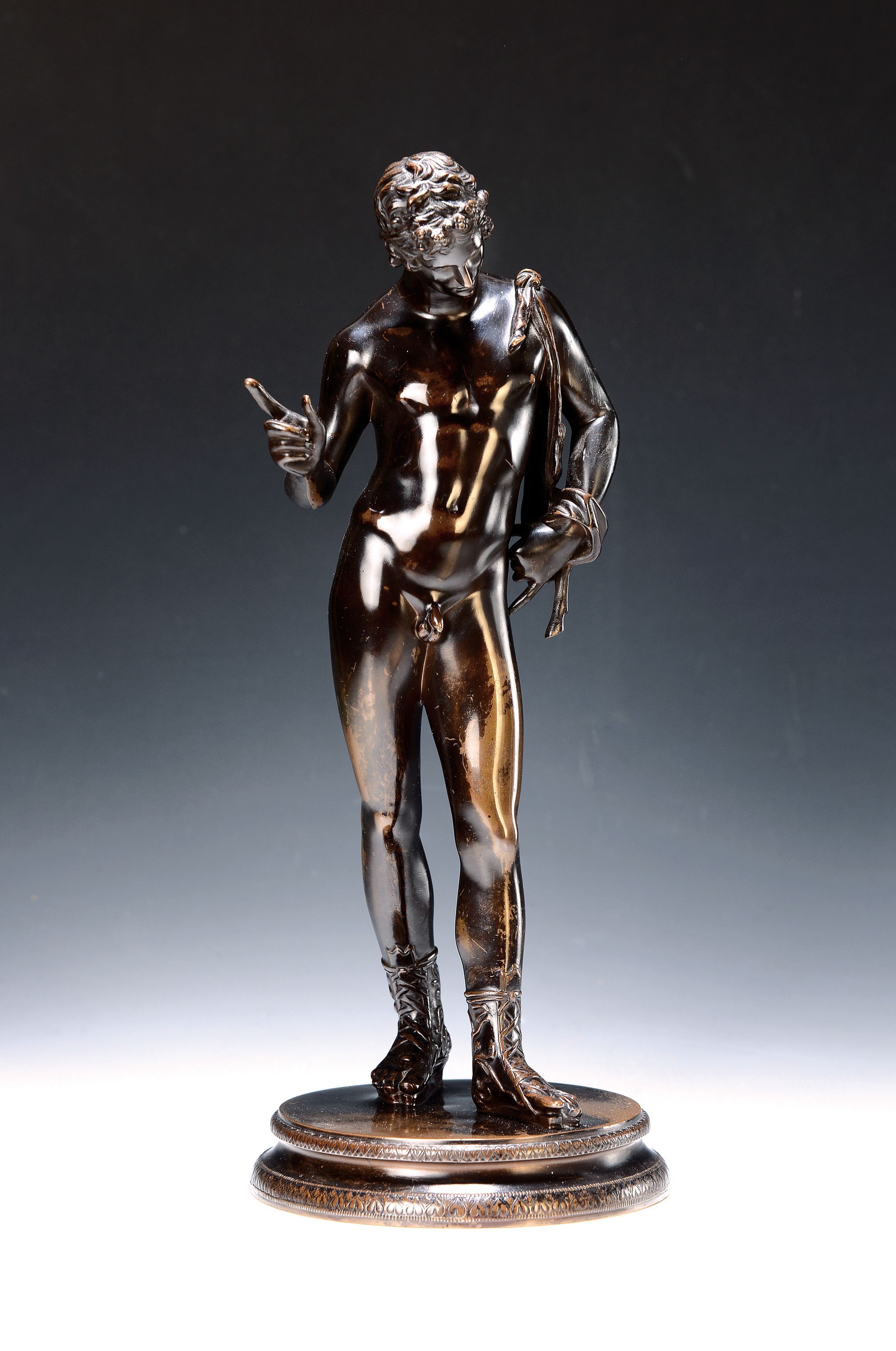 Skulptur des Narziss, Frankreich, um 1900, Bronzeguß, Gießerstempel Barbedienne, H. ca. 39cm