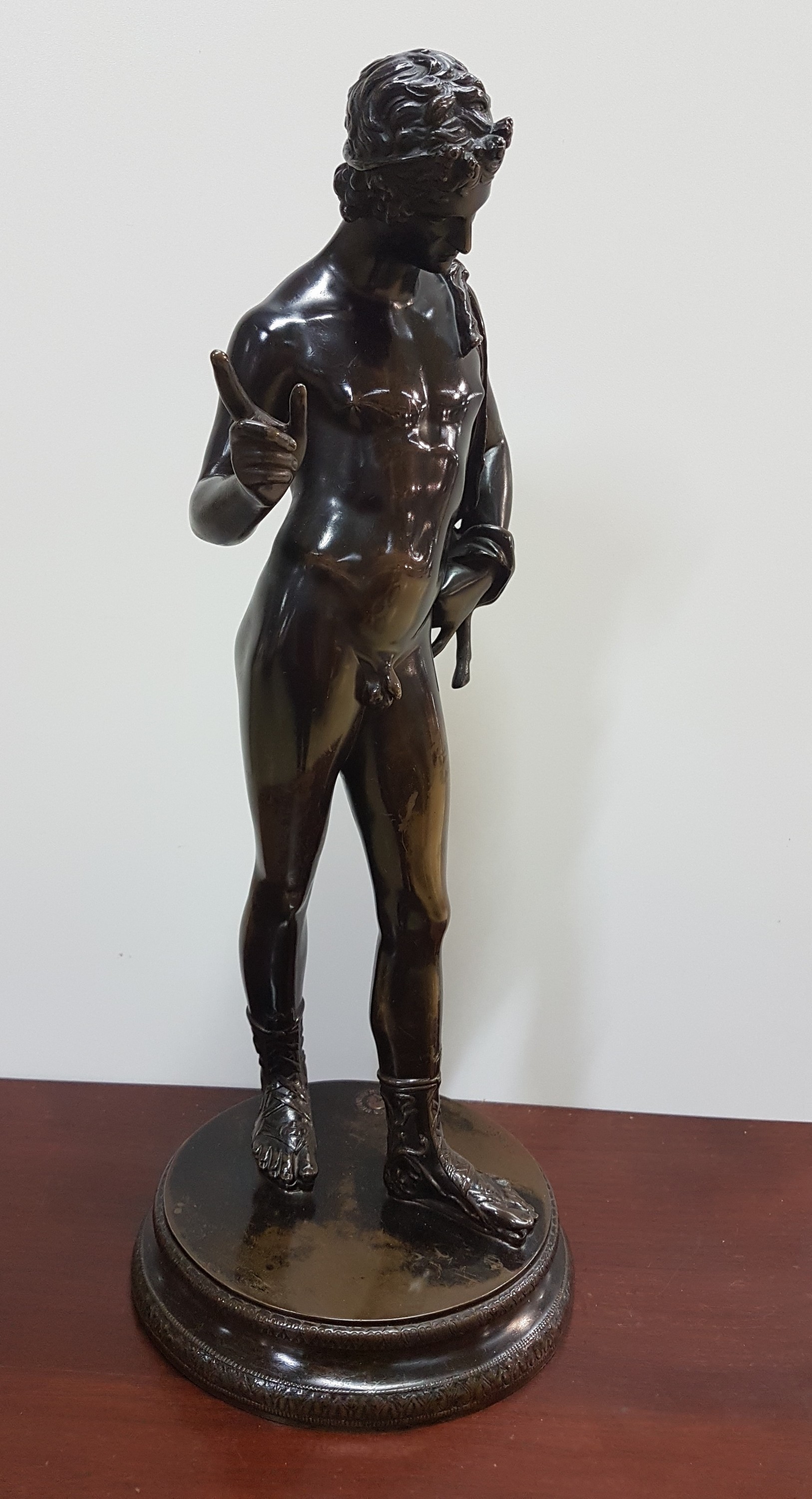 Detail a: Skulptur des Narziss, Frankreich, um 1900, Bronzeguß, Gießerstempel Barbedienne, H. ca. 39cm
