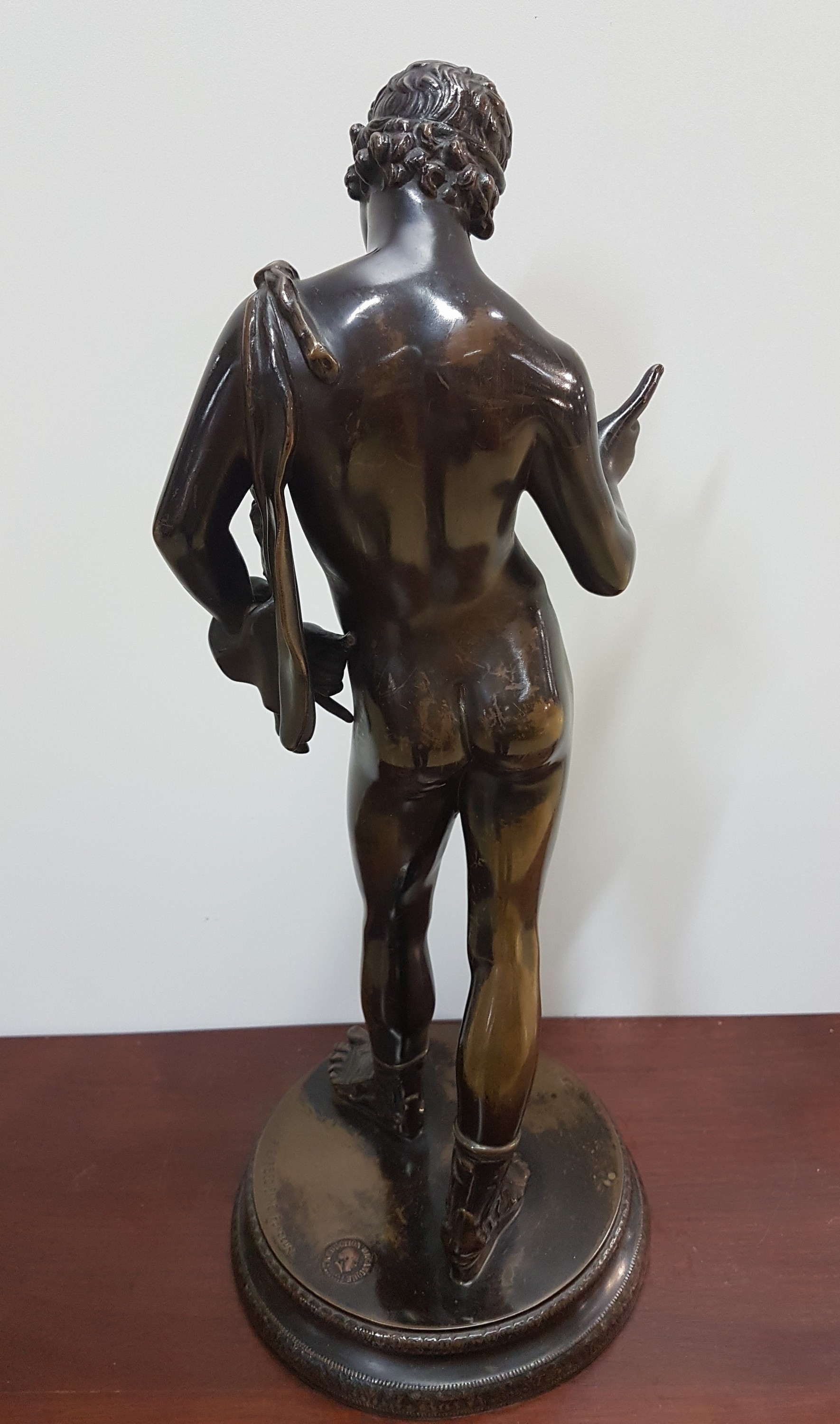 Detail c: Skulptur des Narziss, Frankreich, um 1900, Bronzeguß, Gießerstempel Barbedienne, H. ca. 39cm