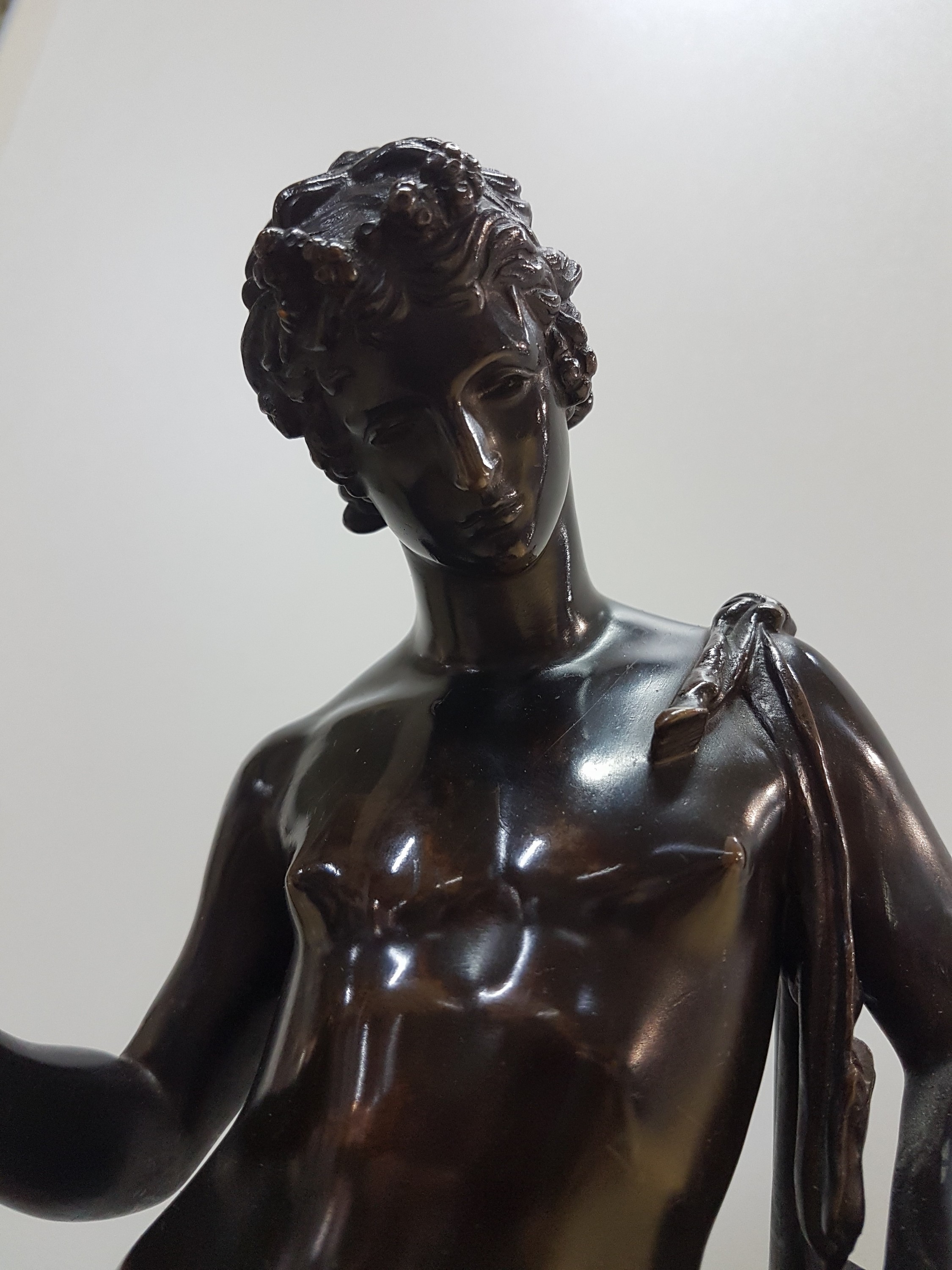 Detail d: Skulptur des Narziss, Frankreich, um 1900, Bronzeguß, Gießerstempel Barbedienne, H. ca. 39cm