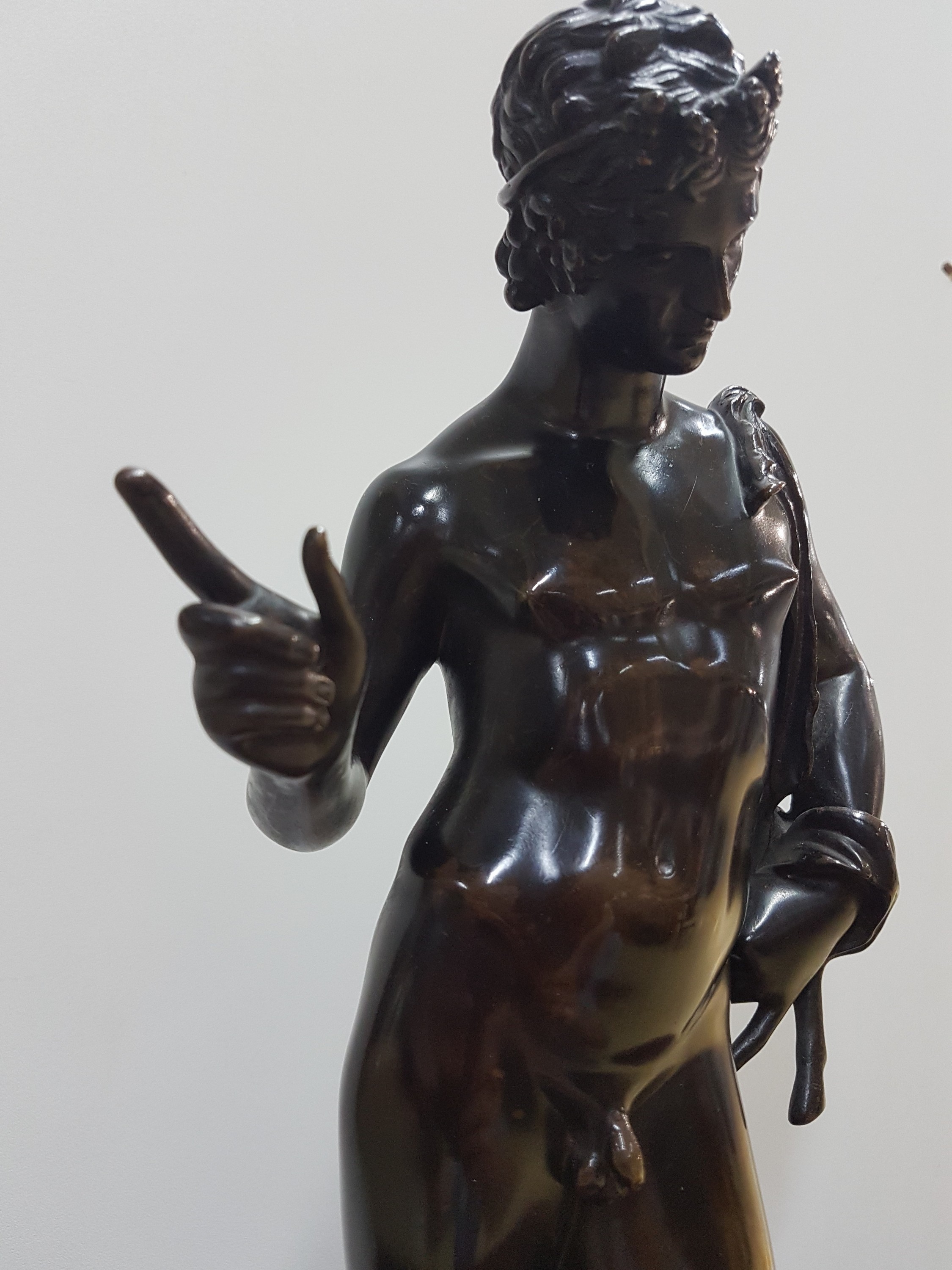 Detail e: Skulptur des Narziss, Frankreich, um 1900, Bronzeguß, Gießerstempel Barbedienne, H. ca. 39cm